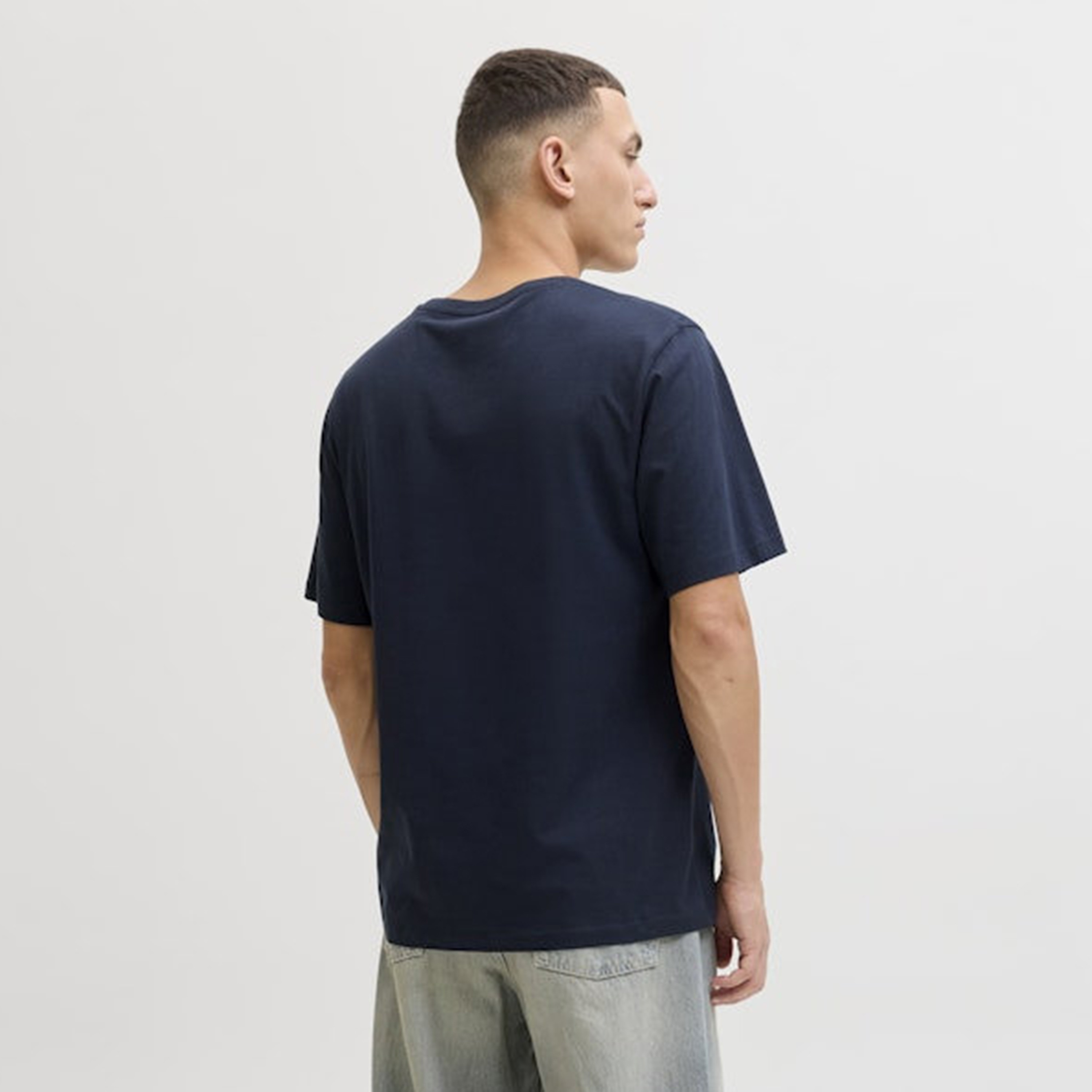 تي شيرت رجالي بأكمام قصيرة ورقبة دائرية وشعار من جاك اند جونز-men-clothing-tshirtsandpolos-tshirts-image-8