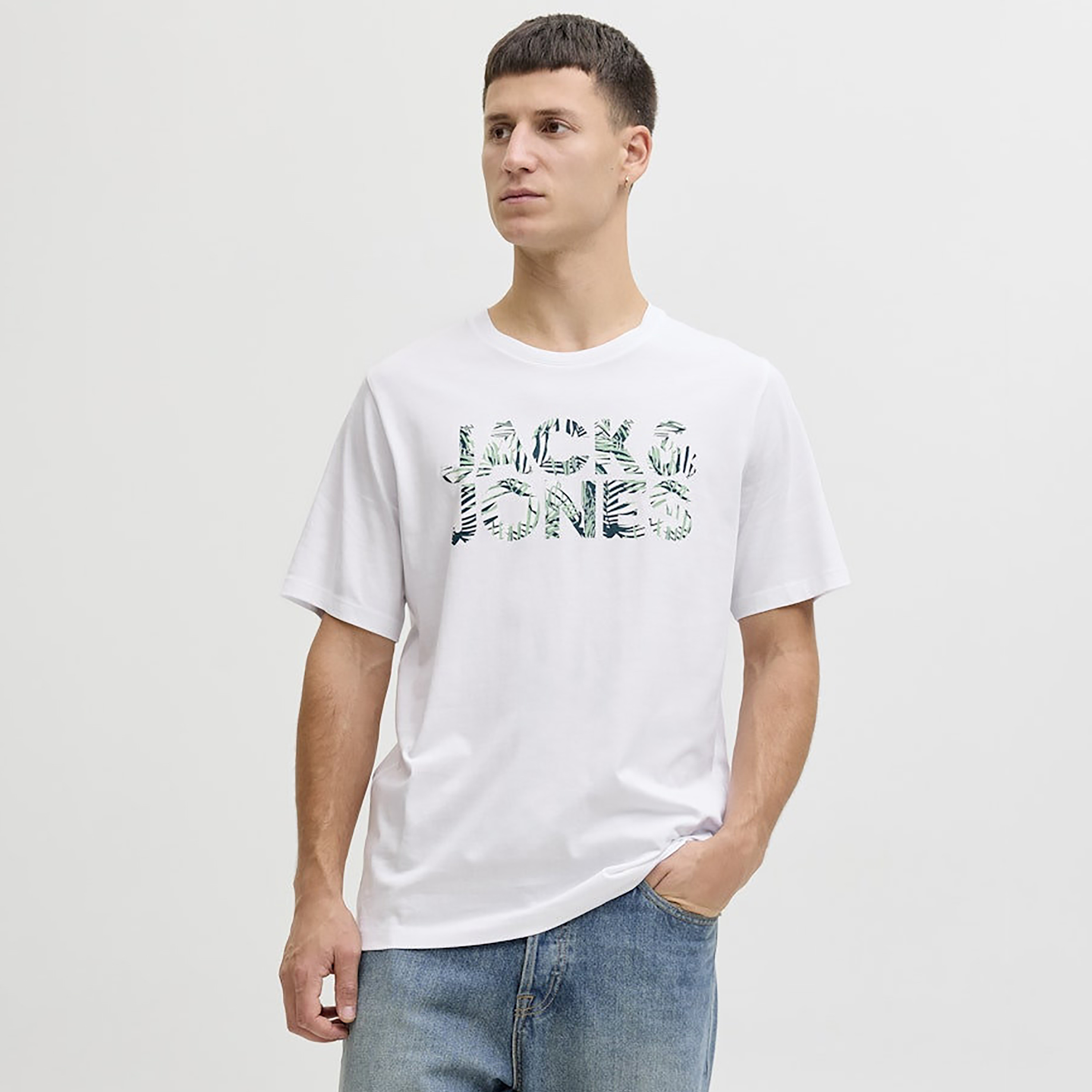 تي شيرت رجالي بأكمام قصيرة ورقبة دائرية وشعار من جاك اند جونز-men-clothing-tshirtsandpolos-tshirts-image-9