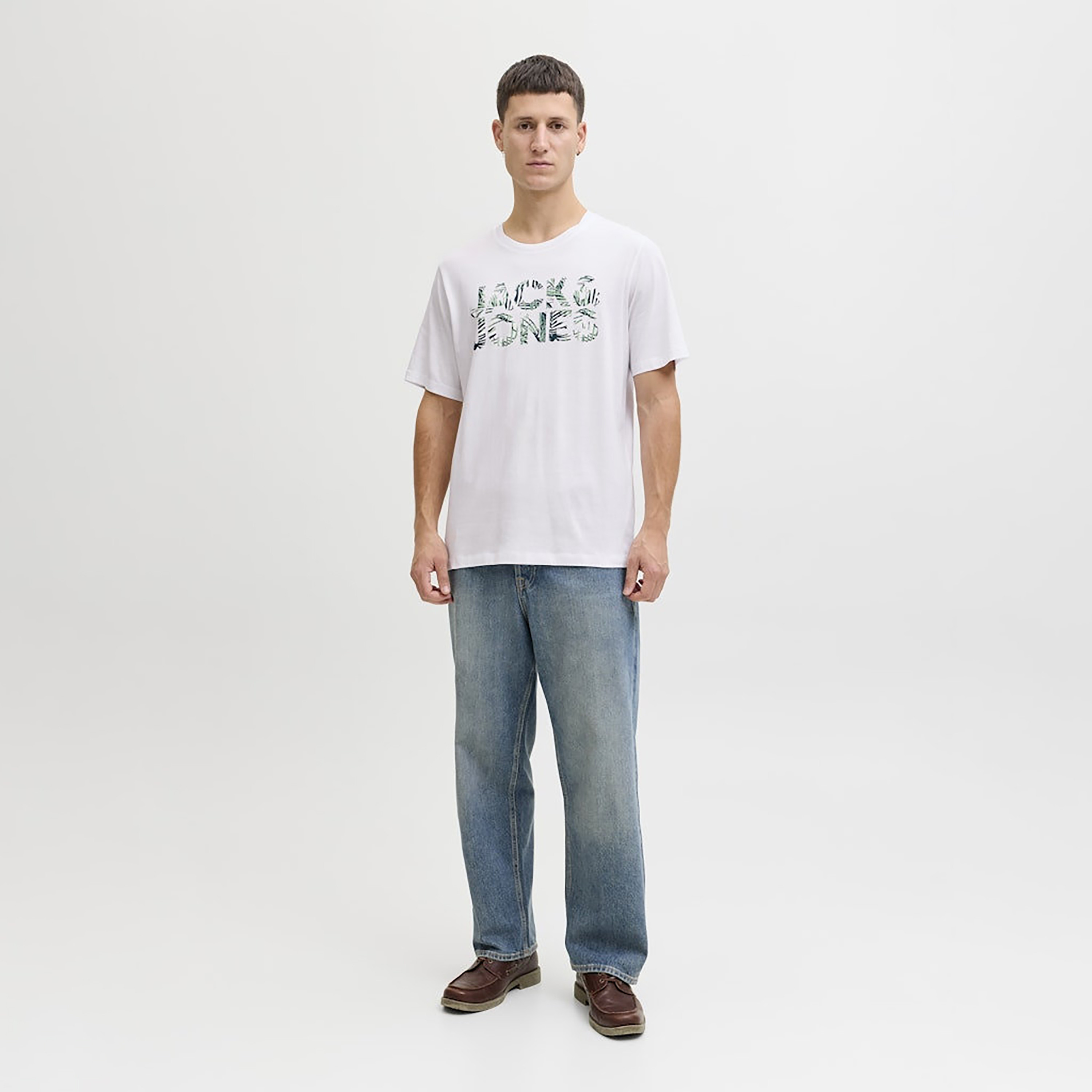 تي شيرت رجالي بأكمام قصيرة ورقبة دائرية وشعار من جاك اند جونز-men-clothing-tshirtsandpolos-tshirts-image-10