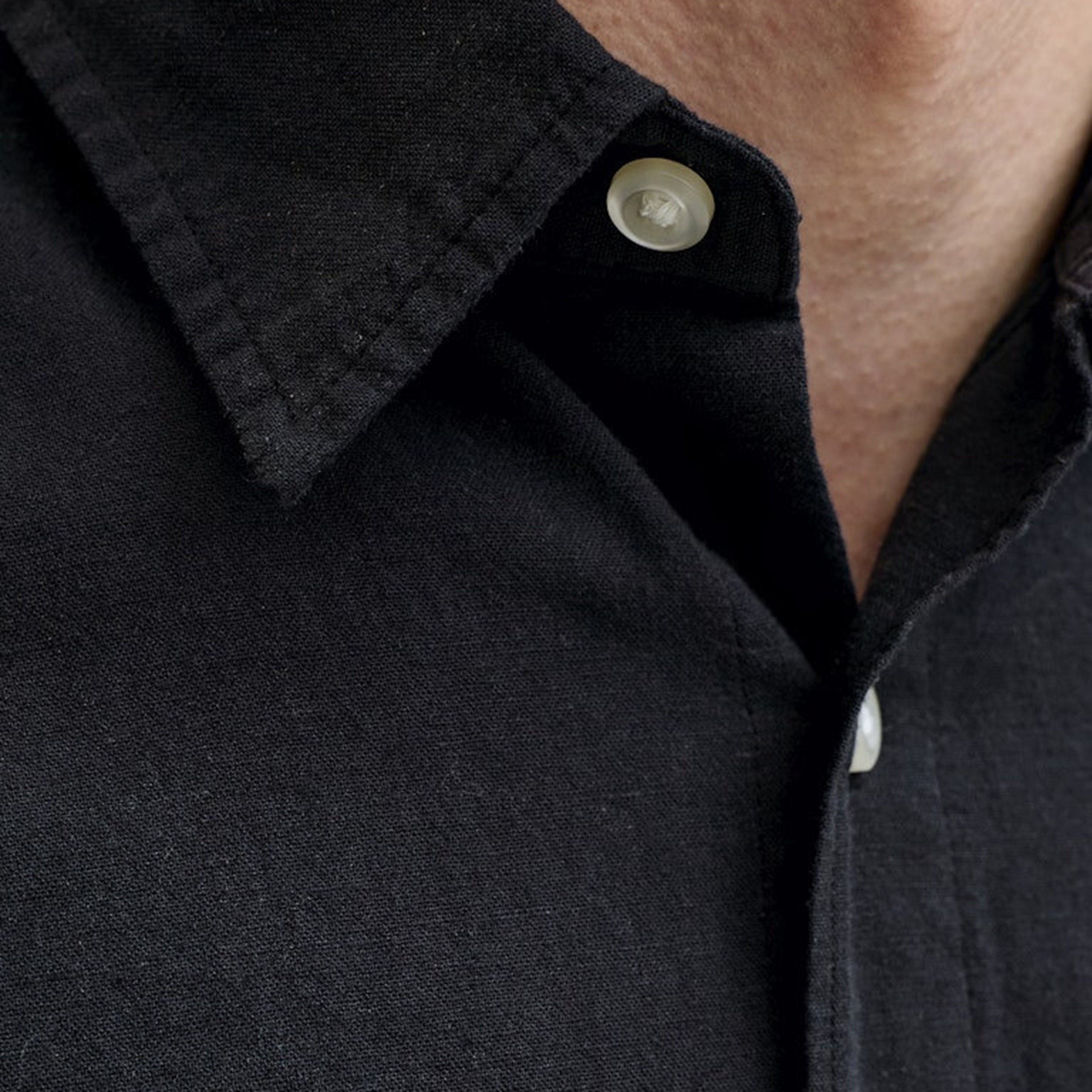 قميص سادة بقصة "ريجيولار فيت" بياقة مدببة وأكمام طويلة رجالي من جاك أند جونز-men-clothing-shirts-image-5