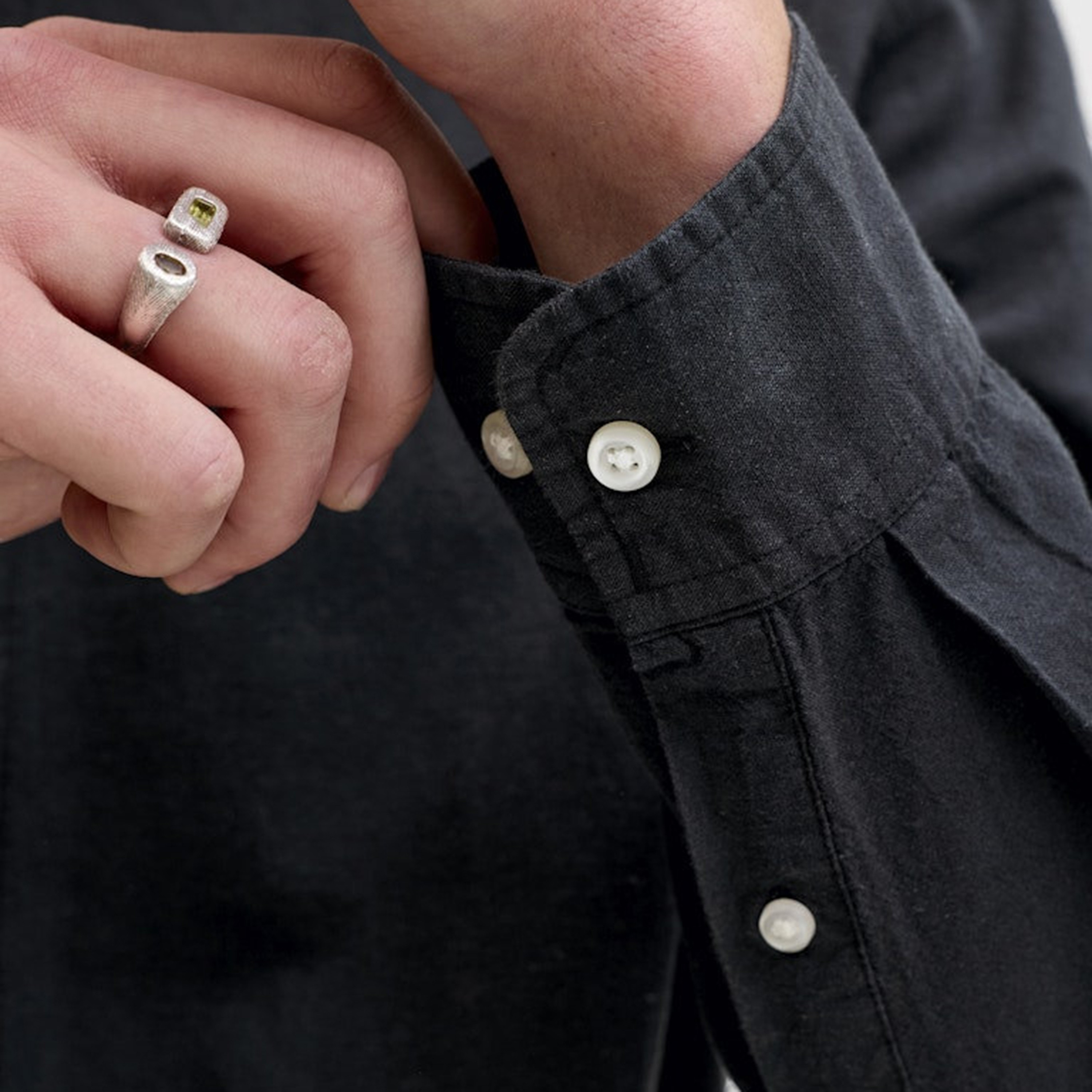 قميص سادة بقصة "ريجيولار فيت" بياقة مدببة وأكمام طويلة رجالي من جاك أند جونز-men-clothing-shirts-image-6