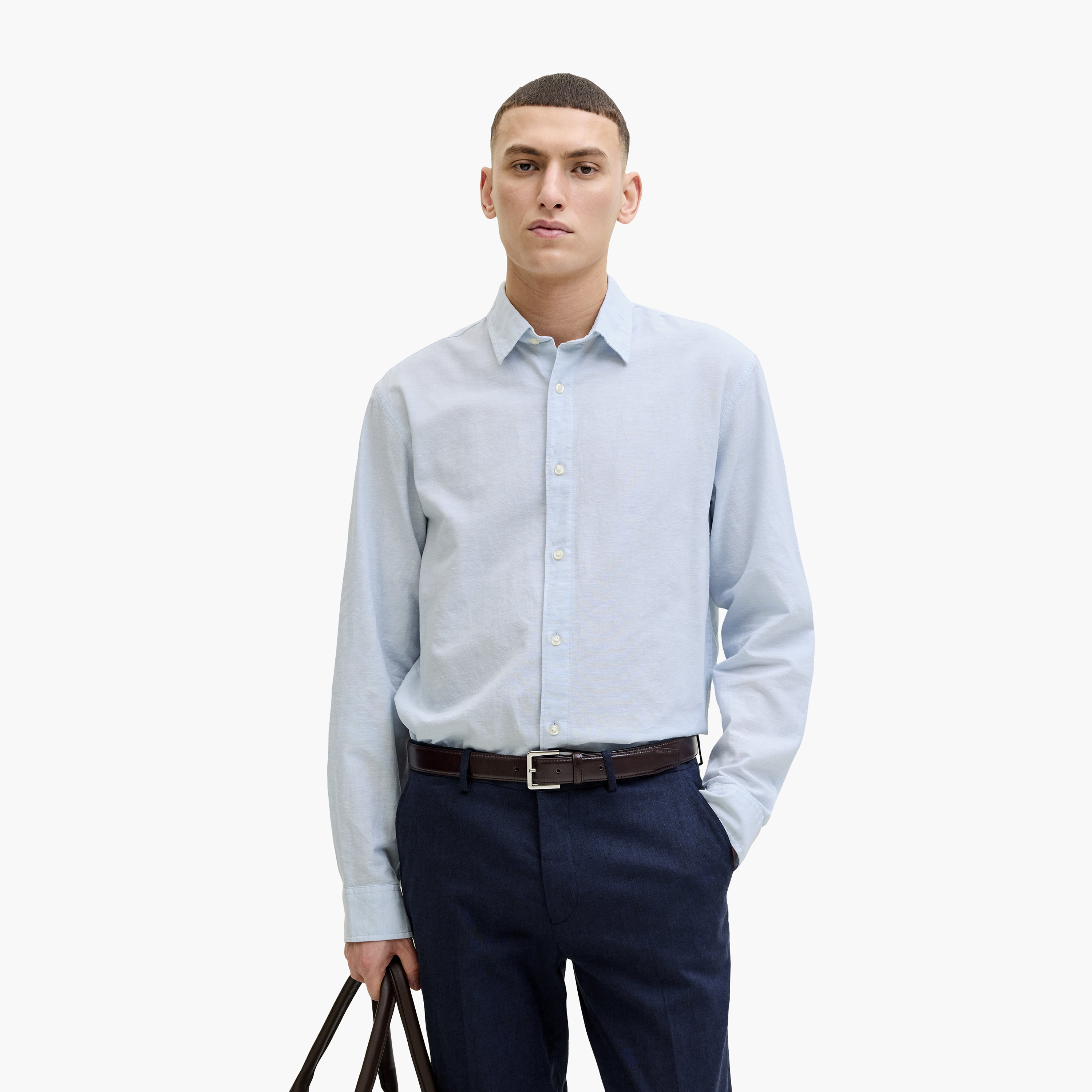 قميص سادة بقصة "ريجيولار فيت" بياقة مدببة وأكمام طويلة رجالي من جاك أند جونز-men-clothing-shirts-image-8
