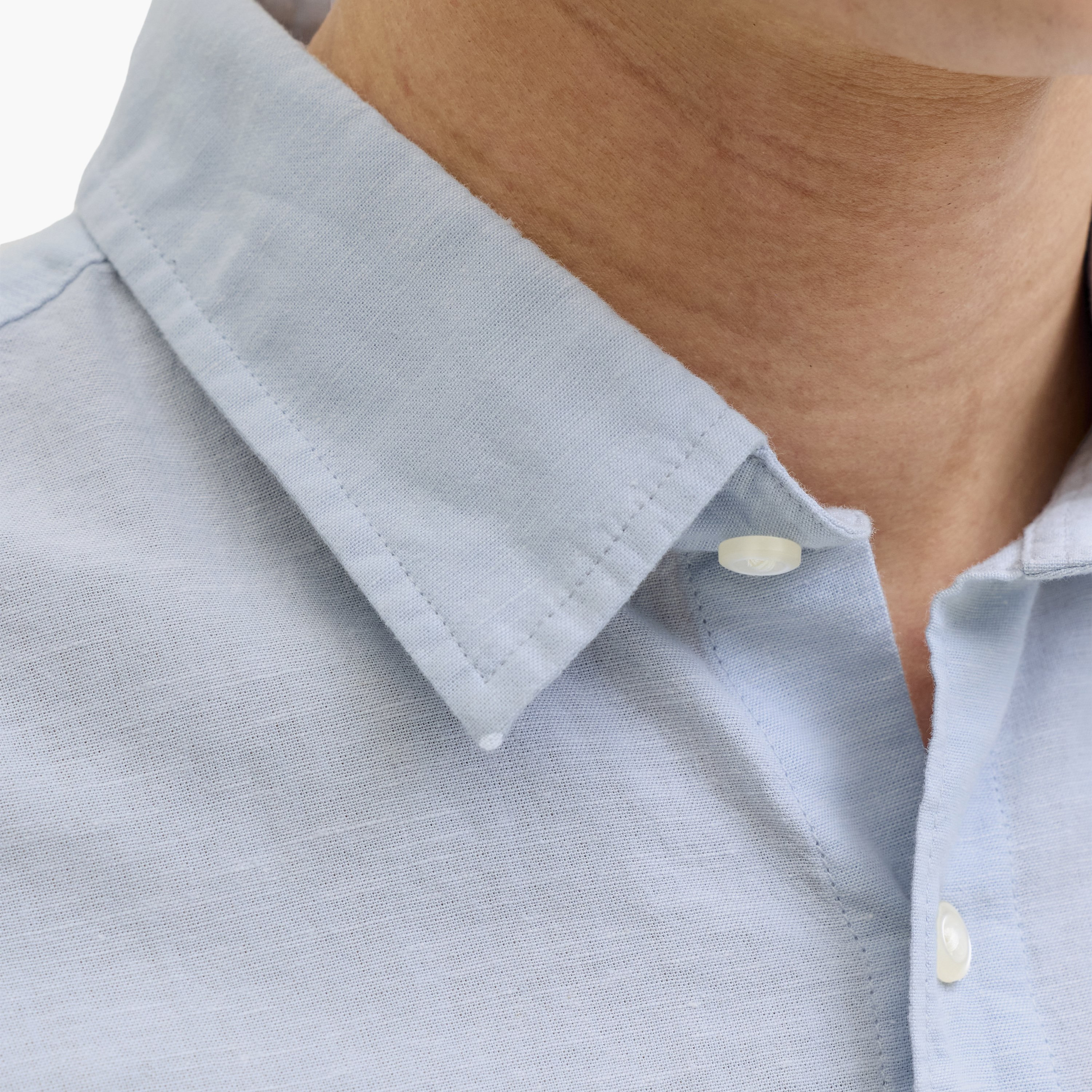 قميص سادة بقصة "ريجيولار فيت" بياقة مدببة وأكمام طويلة رجالي من جاك أند جونز-men-clothing-shirts-image-10