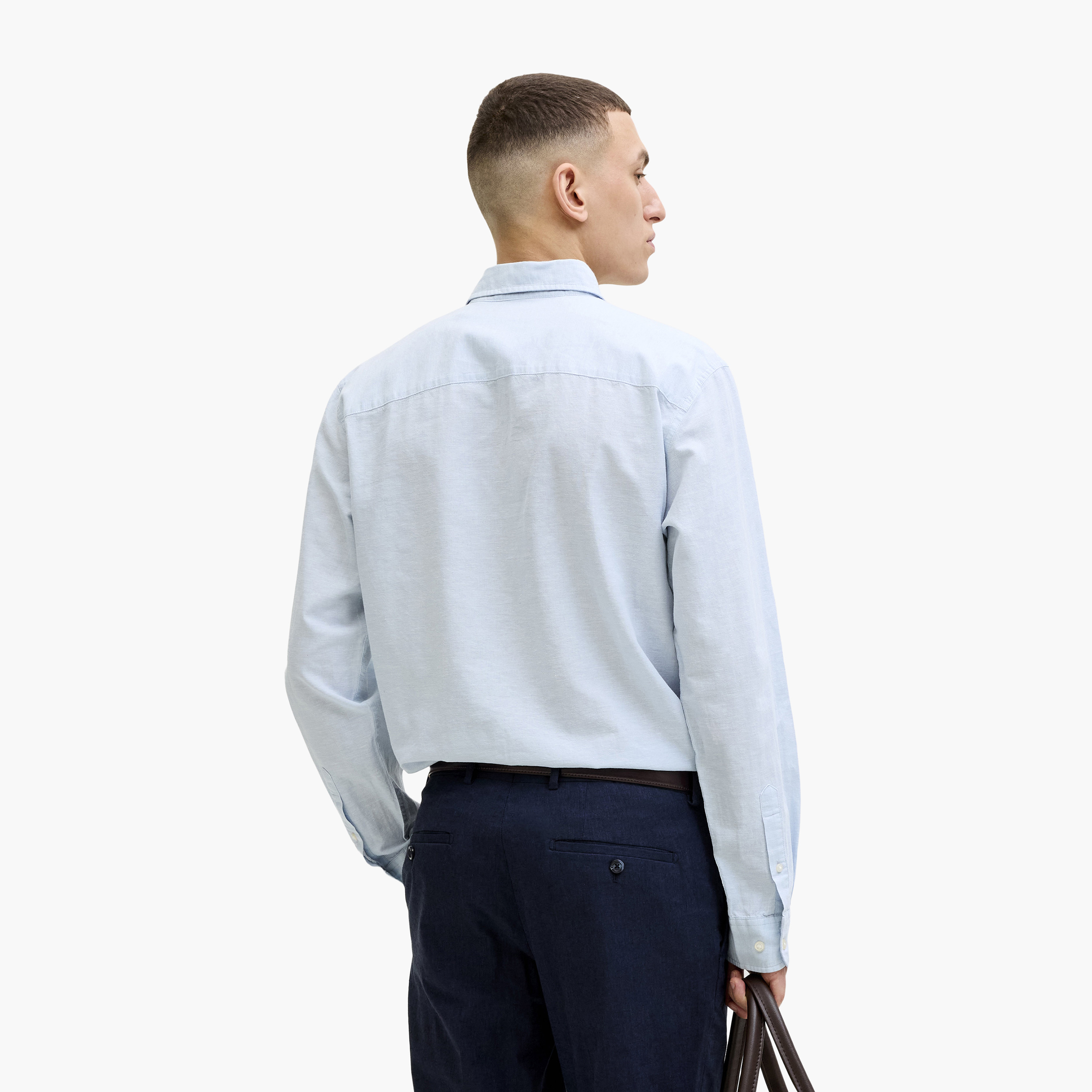 قميص سادة بقصة "ريجيولار فيت" بياقة مدببة وأكمام طويلة رجالي من جاك أند جونز-men-clothing-shirts-image-11