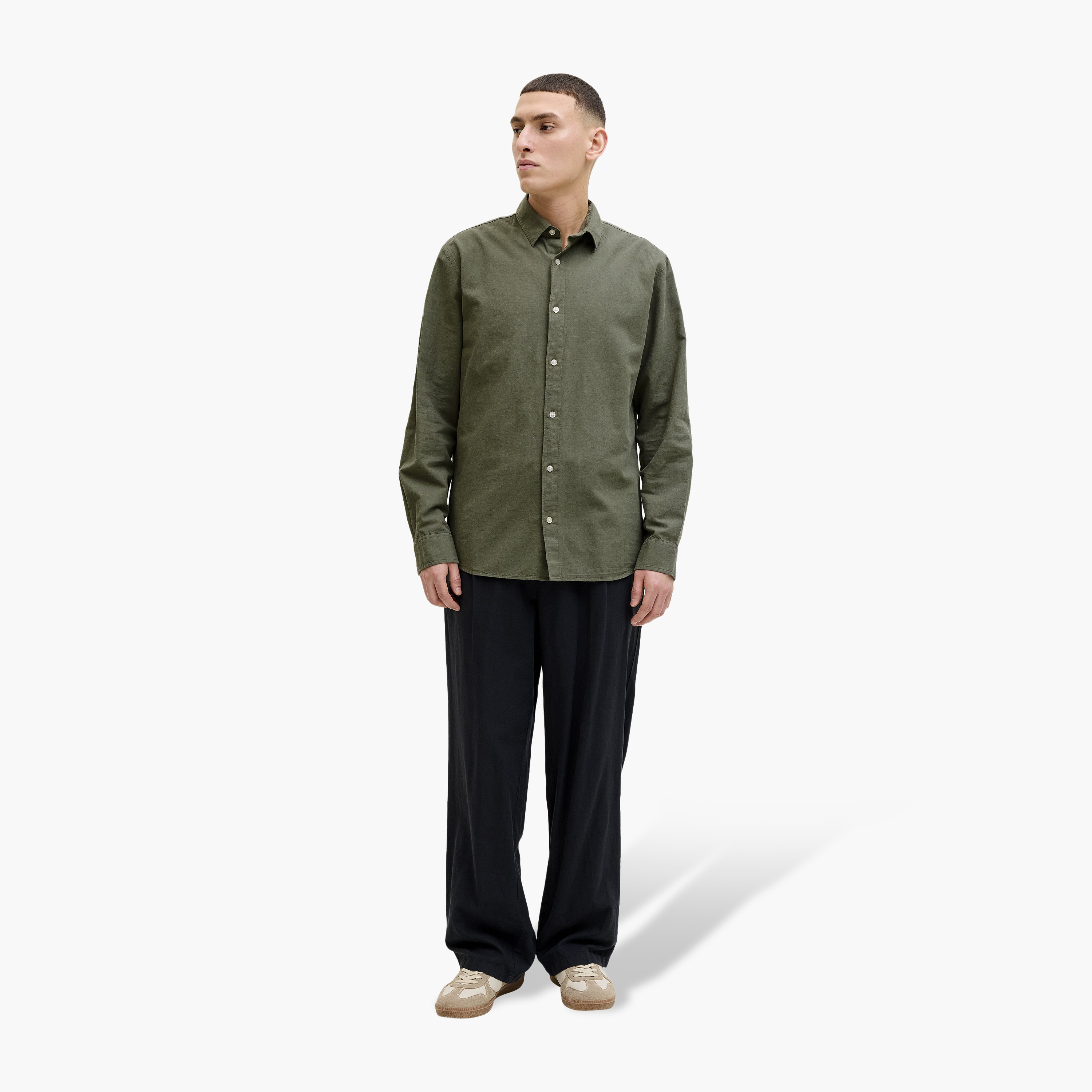قميص سادة بقصة "ريجيولار فيت" بياقة مدببة وأكمام طويلة رجالي من جاك أند جونز-men-clothing-shirts-image-16