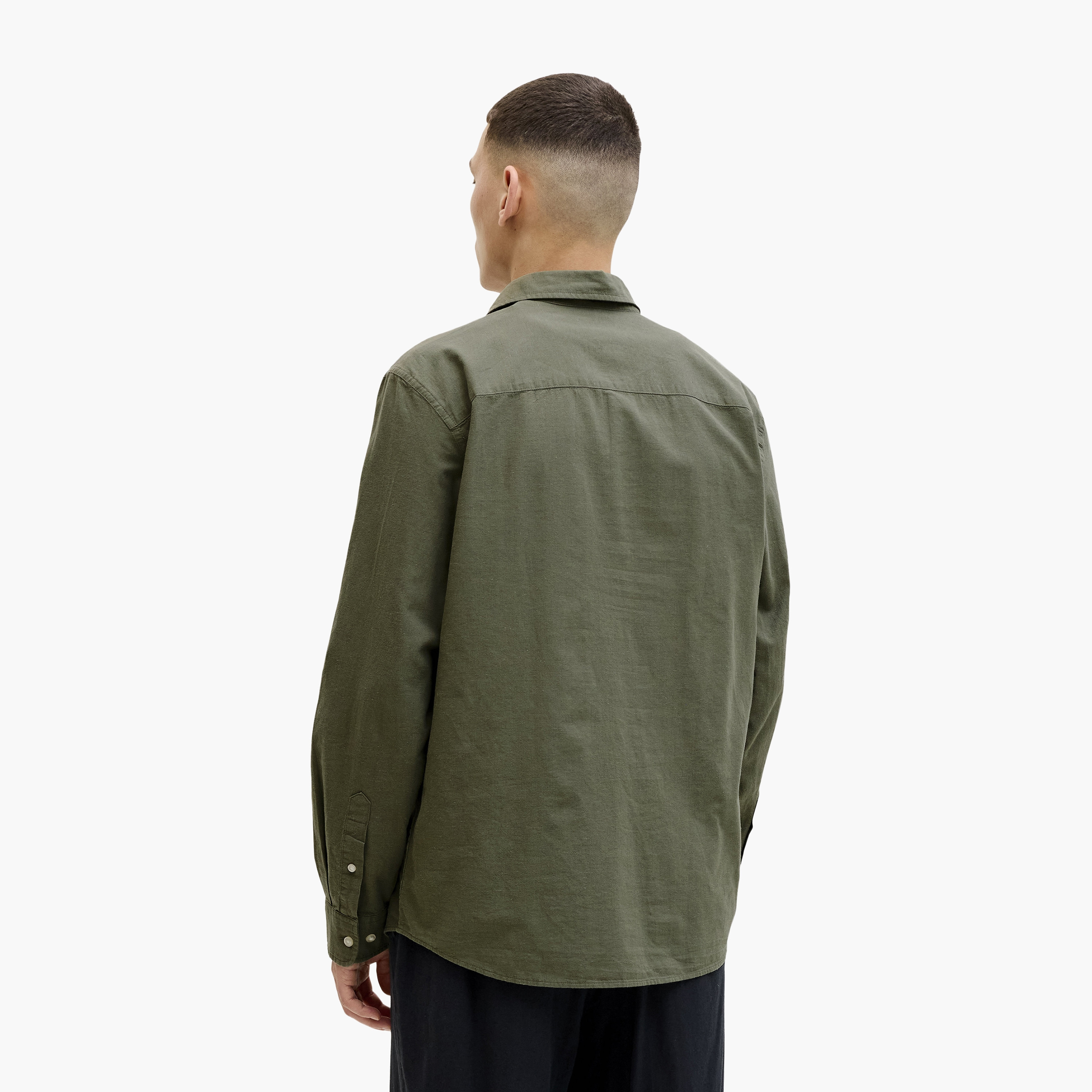 قميص سادة بقصة "ريجيولار فيت" بياقة مدببة وأكمام طويلة رجالي من جاك أند جونز-men-clothing-shirts-image-18