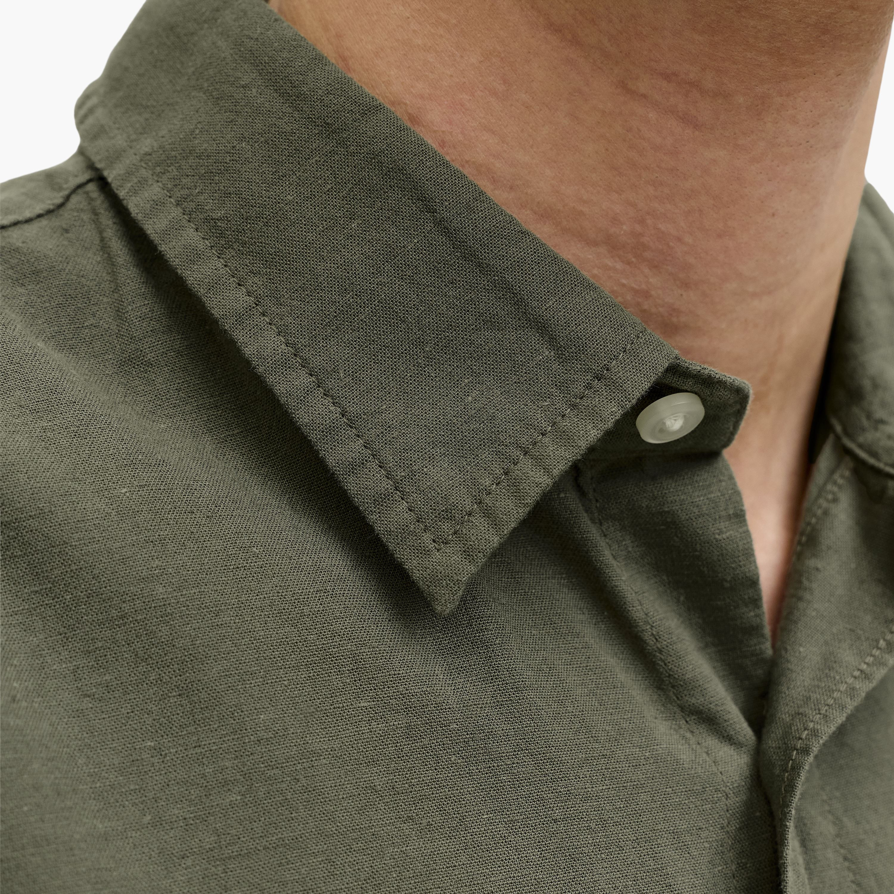 قميص سادة بقصة "ريجيولار فيت" بياقة مدببة وأكمام طويلة رجالي من جاك أند جونز-men-clothing-shirts-image-20