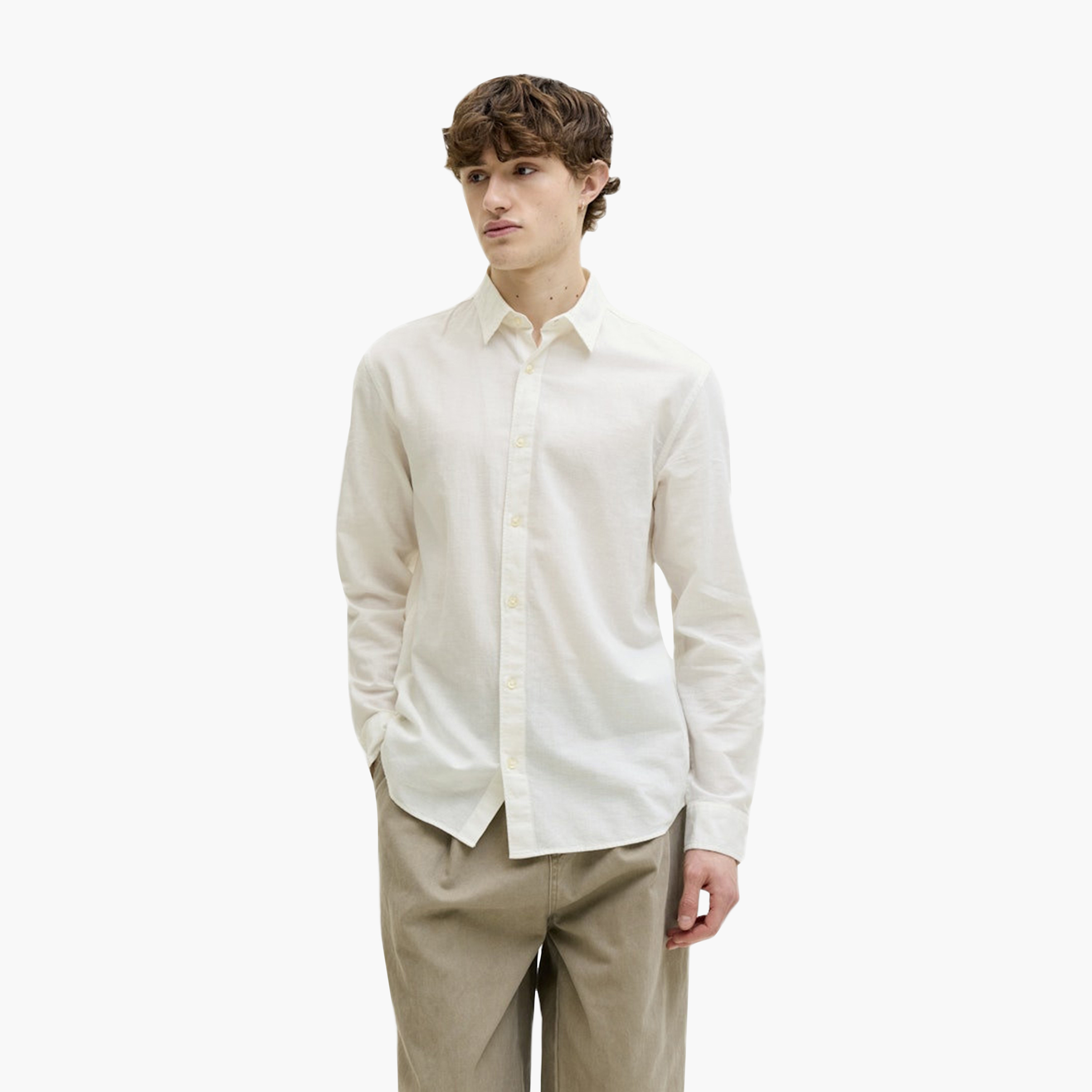 قميص سادة بقصة "ريجيولار فيت" بياقة مدببة وأكمام طويلة رجالي من جاك أند جونز-men-clothing-shirts-image-22
