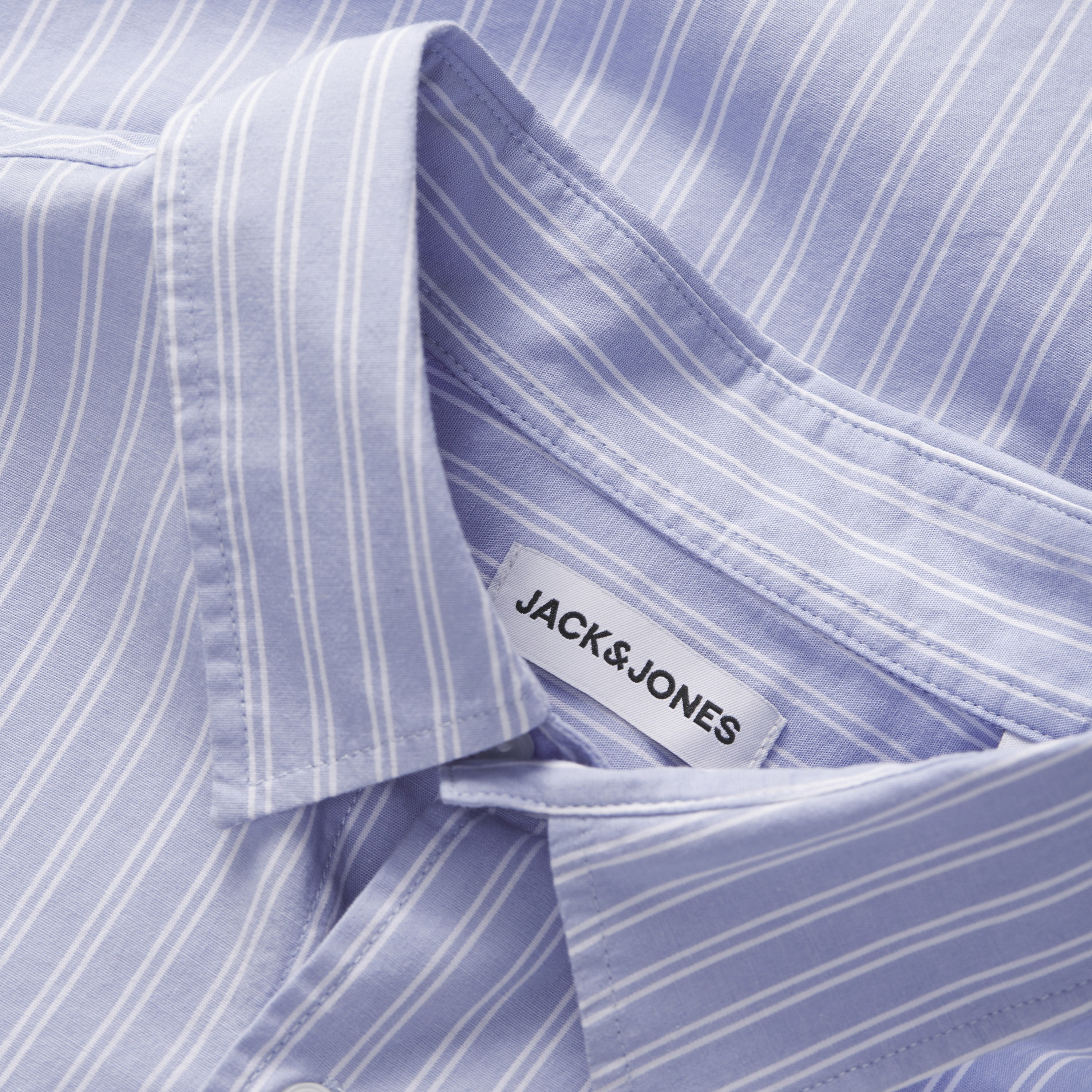 قميص رجالي مخطط بقصة مريحة بياقة مفرودة وأكمام طويلة من جاك آند جونز-men-clothing-shirts-image-3