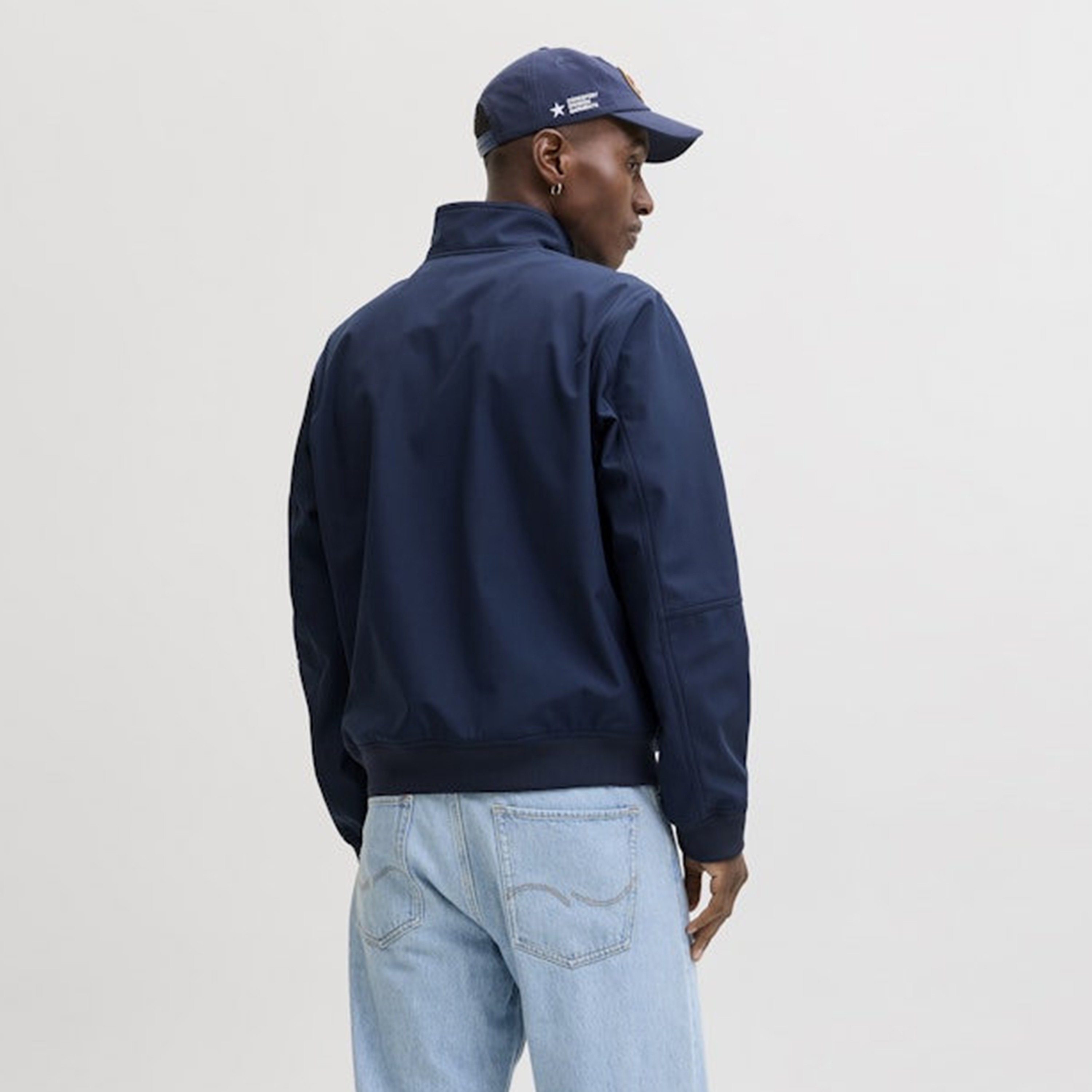 جاكيت "سوفت شيل" رجالي سادة بياقة عالية وأكمام طويلة من جاك آند جونز-men-clothing-jacketsandblazers-jackets-image-2