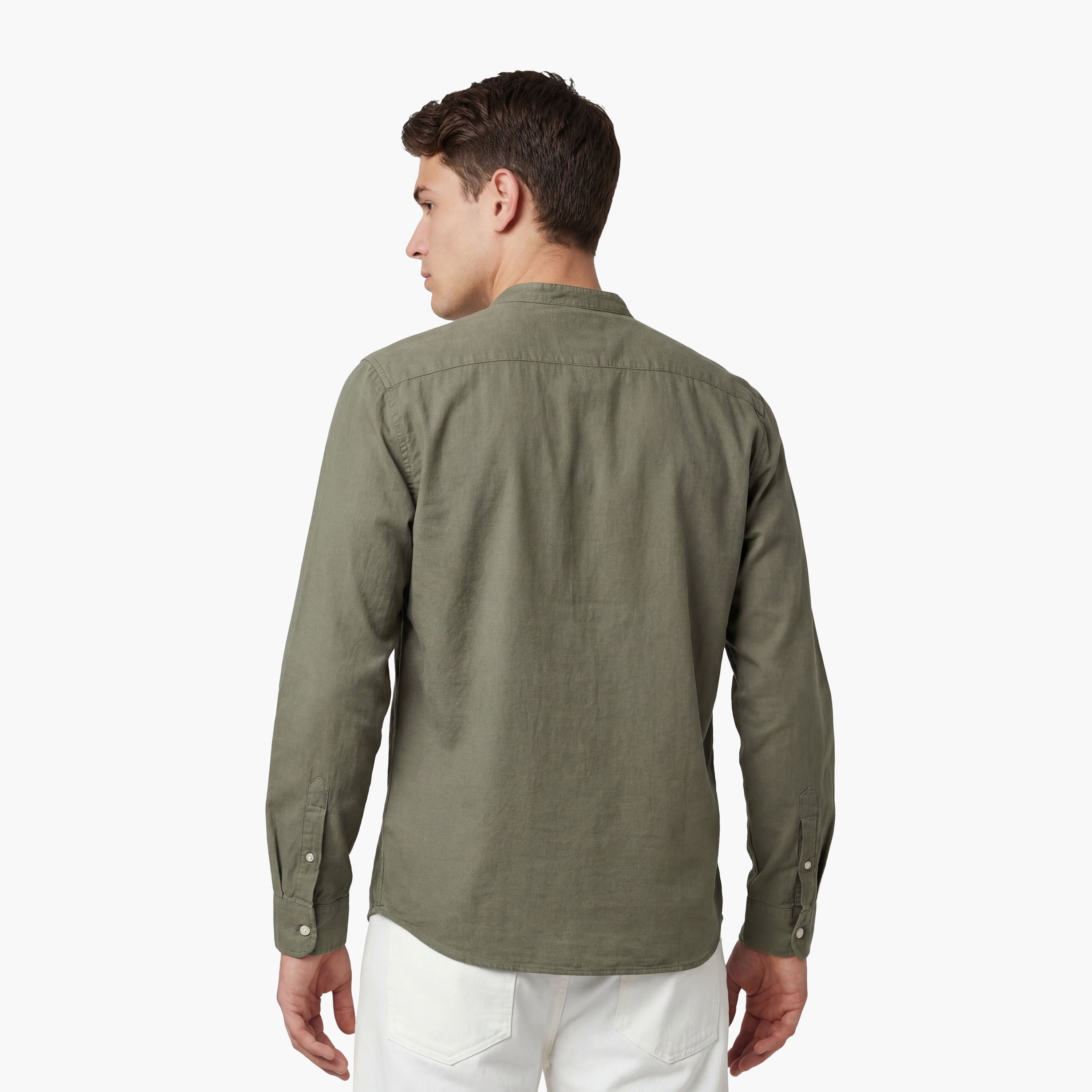 قميص رجالي سادة بقصة ريجلار فيت وأكمام طويلة وياقة صينية "باند كولار" من جاك آند جونز-men-clothing-shirts-image-9
