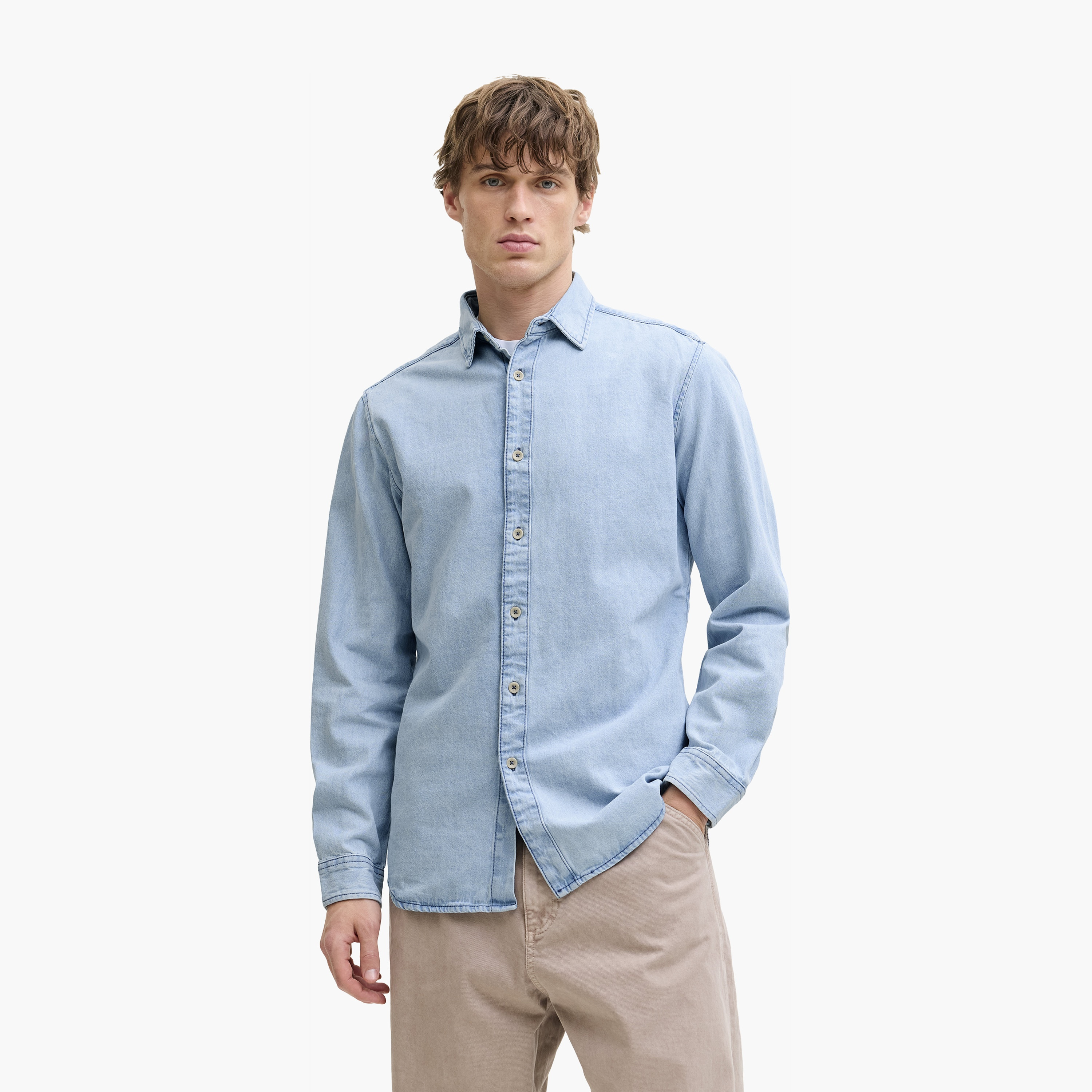 قميص جينز رجالي مغسول بقصّة ضيقة وياقة وأكمام طويلة من جاك آند جونز-men-clothing-shirts-image-1