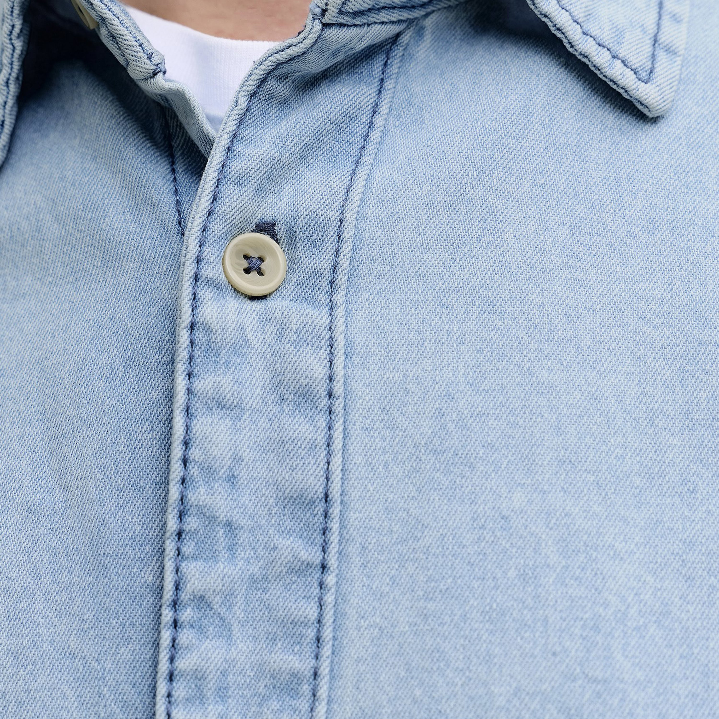 قميص جينز رجالي مغسول بقصّة ضيقة وياقة وأكمام طويلة من جاك آند جونز-men-clothing-shirts-image-5
