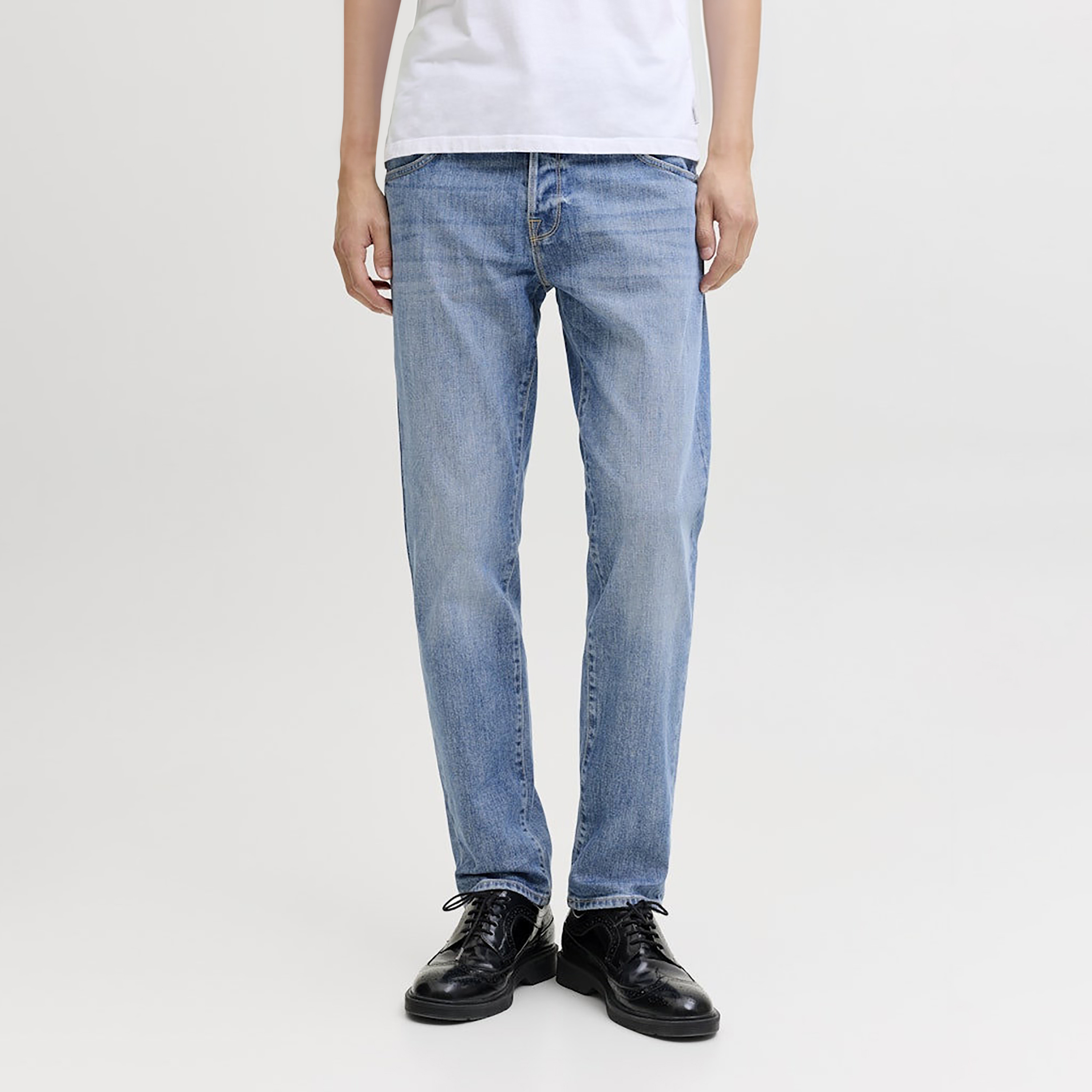بنطلون جينز رجالي قصة عادية بـ 5 جيوب وخصر متوسط من جاك آند جونز-men-clothing-bottoms-jeans-image-1