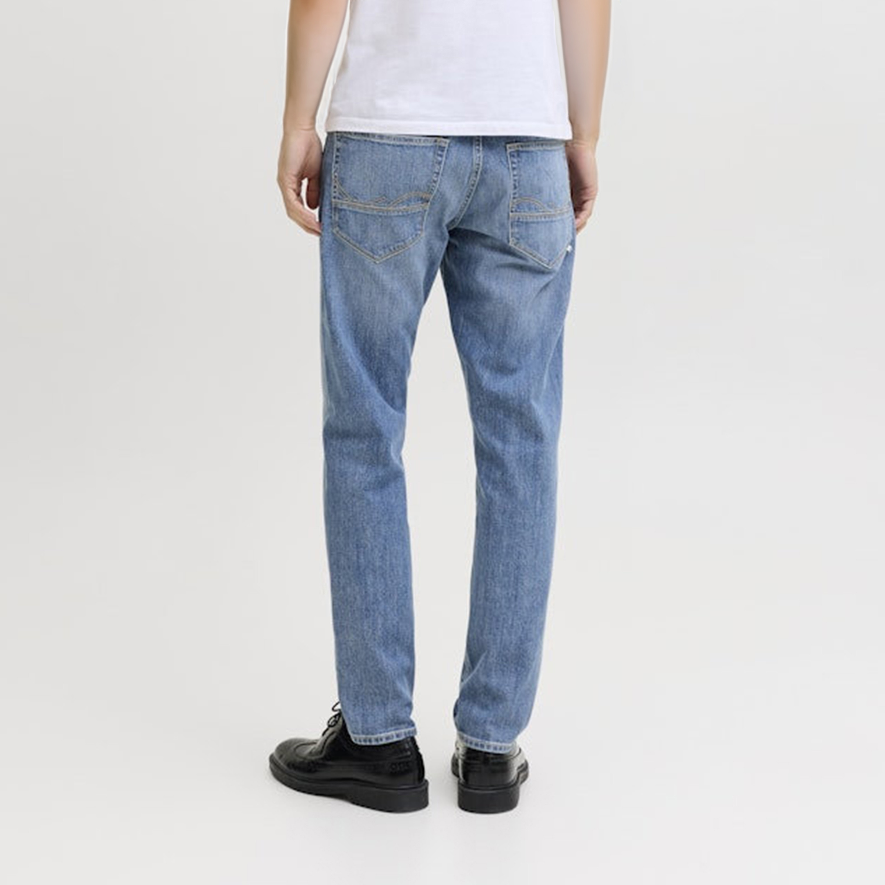 بنطلون جينز رجالي قصة عادية بـ 5 جيوب وخصر متوسط من جاك آند جونز-men-clothing-bottoms-jeans-image-4