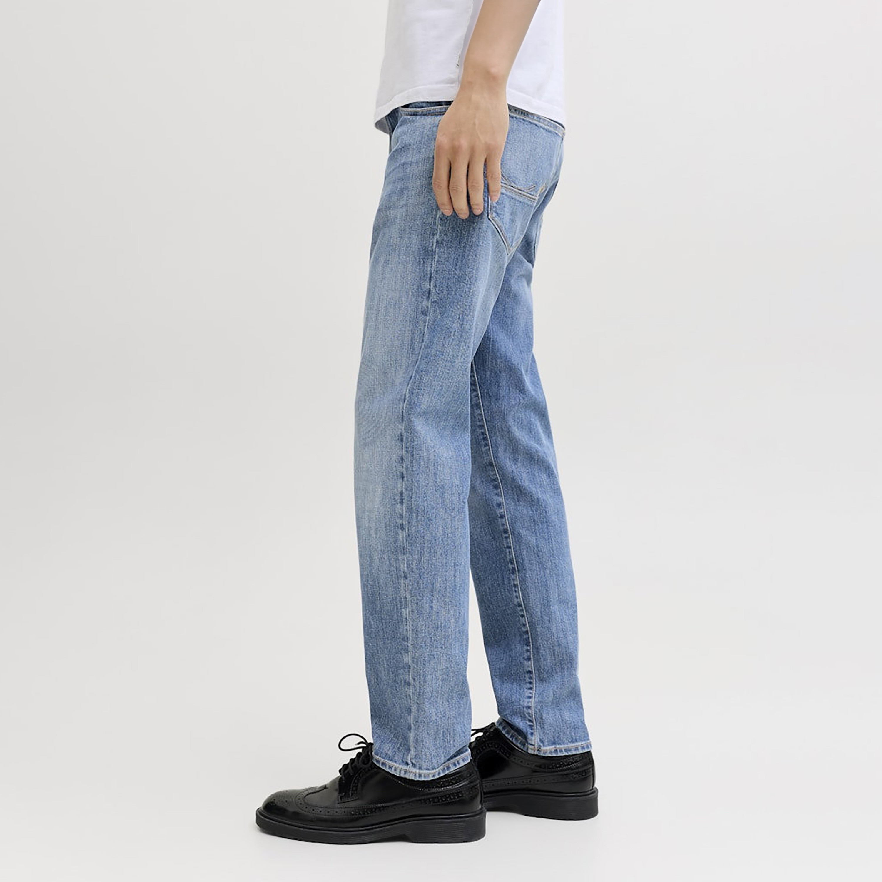 بنطلون جينز رجالي قصة عادية بـ 5 جيوب وخصر متوسط من جاك آند جونز-men-clothing-bottoms-jeans-image-5
