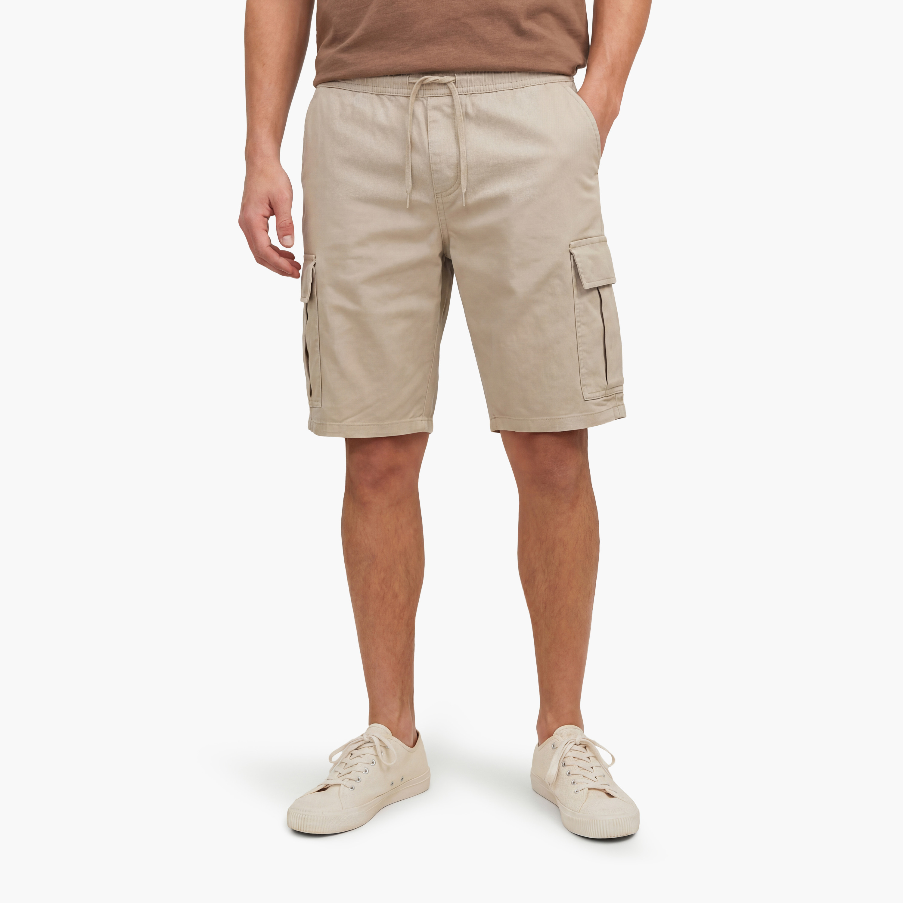 شورت "كارغو" سادة بخصر متوسط الارتفاع ورباط سحب رجالي من جاك أند جونز-men-clothing-bottoms-shorts-image-1