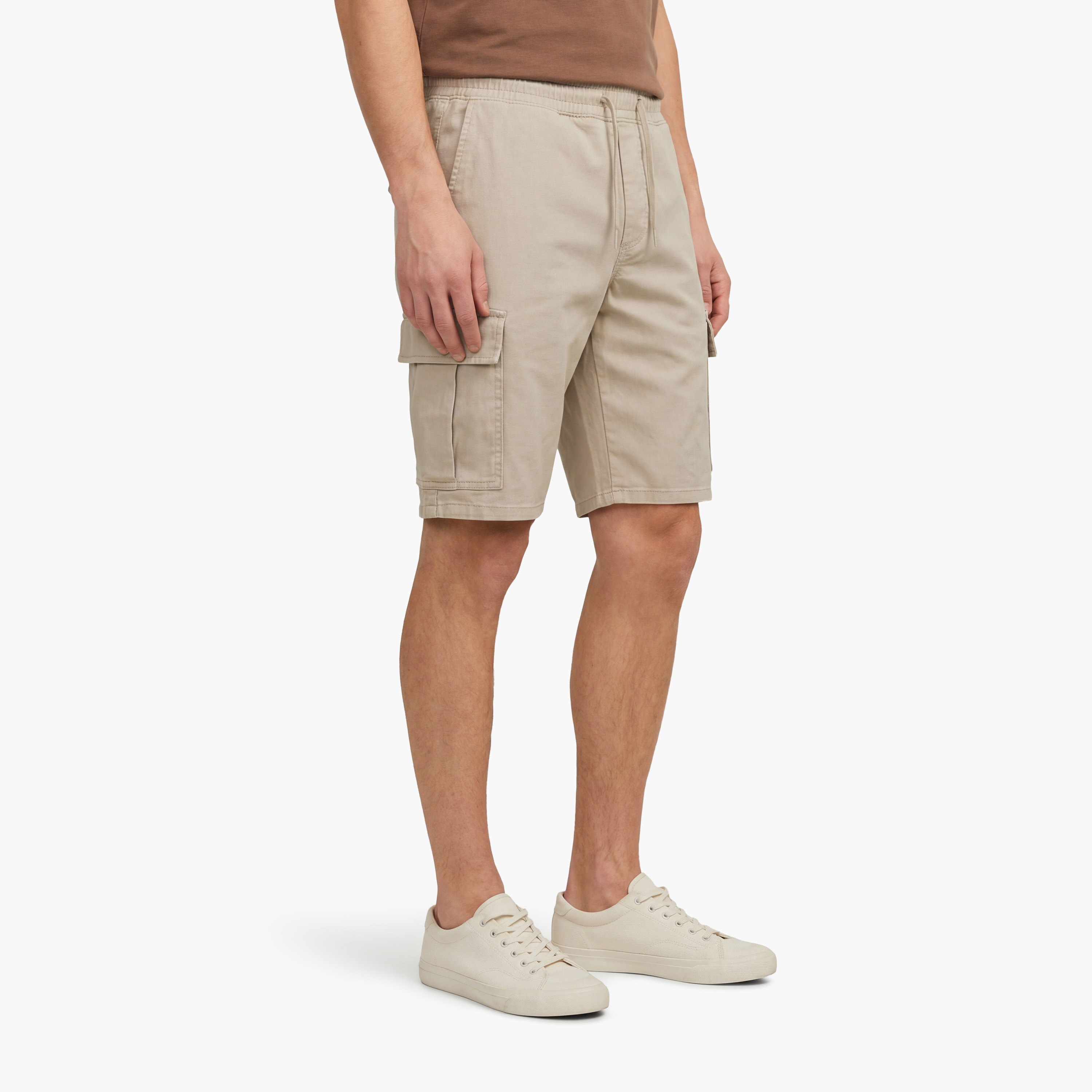 شورت "كارغو" سادة بخصر متوسط الارتفاع ورباط سحب رجالي من جاك أند جونز-men-clothing-bottoms-shorts-image-3