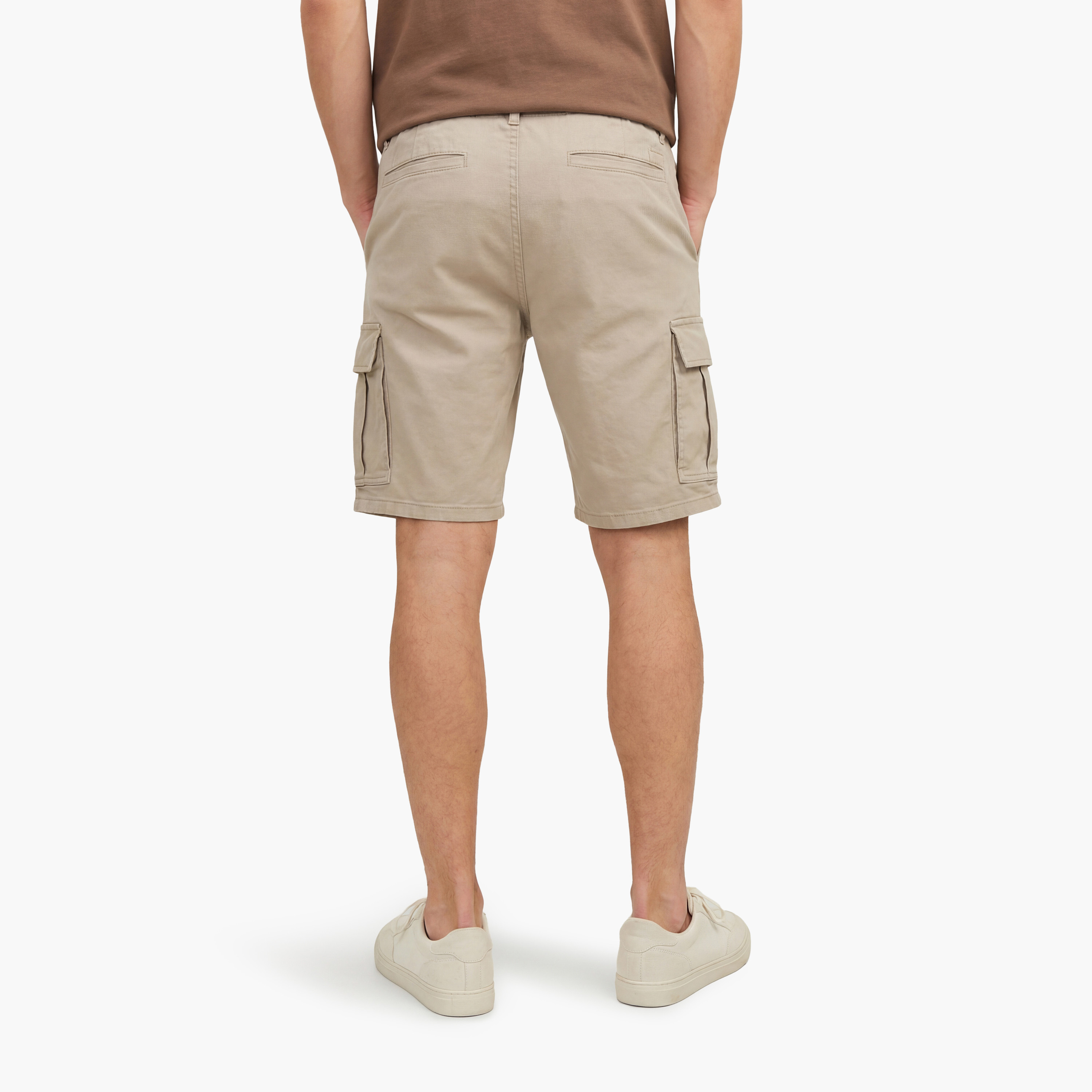 شورت "كارغو" سادة بخصر متوسط الارتفاع ورباط سحب رجالي من جاك أند جونز-men-clothing-bottoms-shorts-image-4