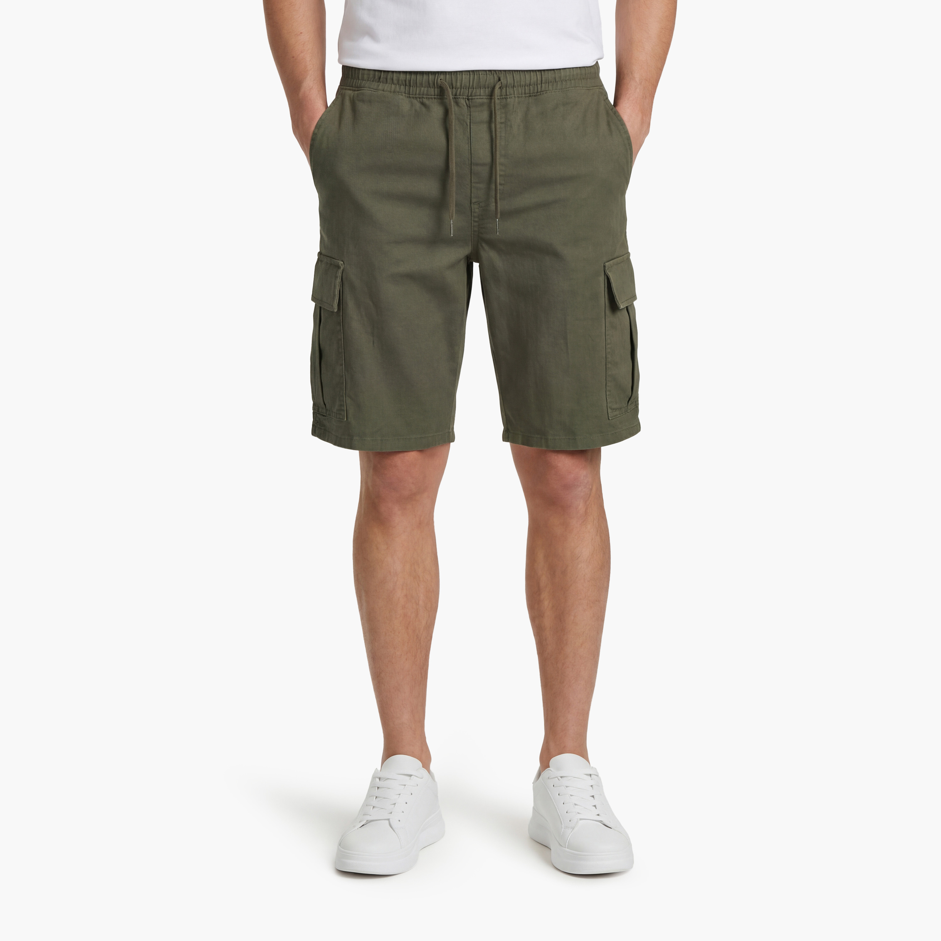 شورت "كارغو" سادة بخصر متوسط الارتفاع ورباط سحب رجالي من جاك أند جونز-men-clothing-bottoms-shorts-image-8