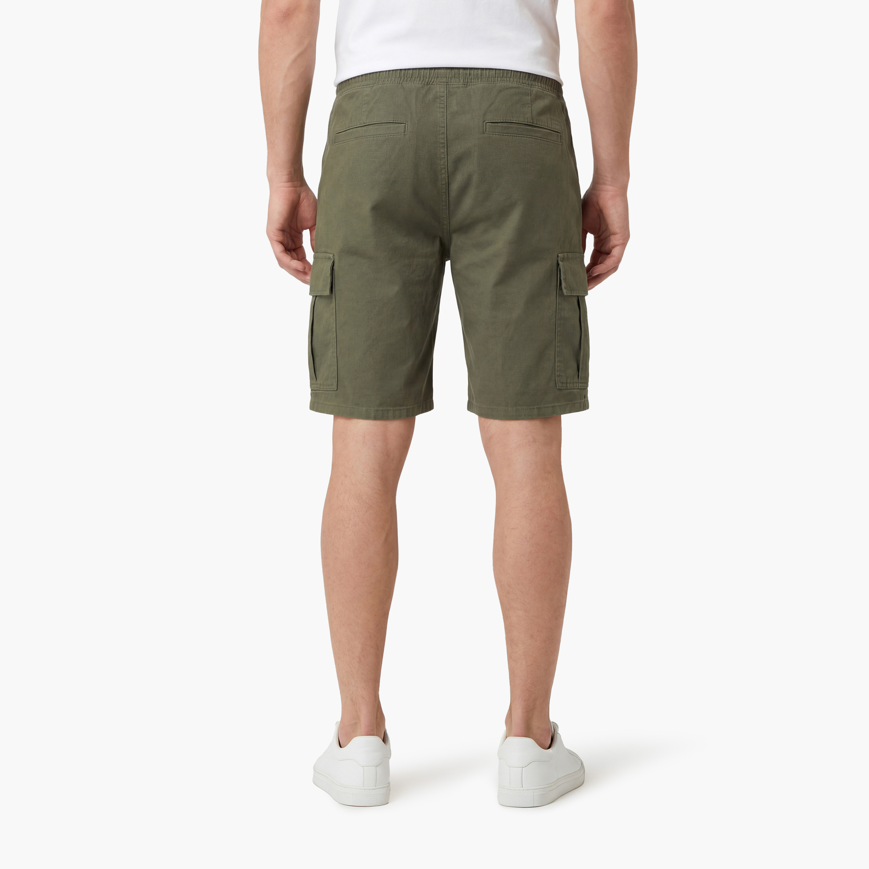 شورت "كارغو" سادة بخصر متوسط الارتفاع ورباط سحب رجالي من جاك أند جونز-men-clothing-bottoms-shorts-image-11