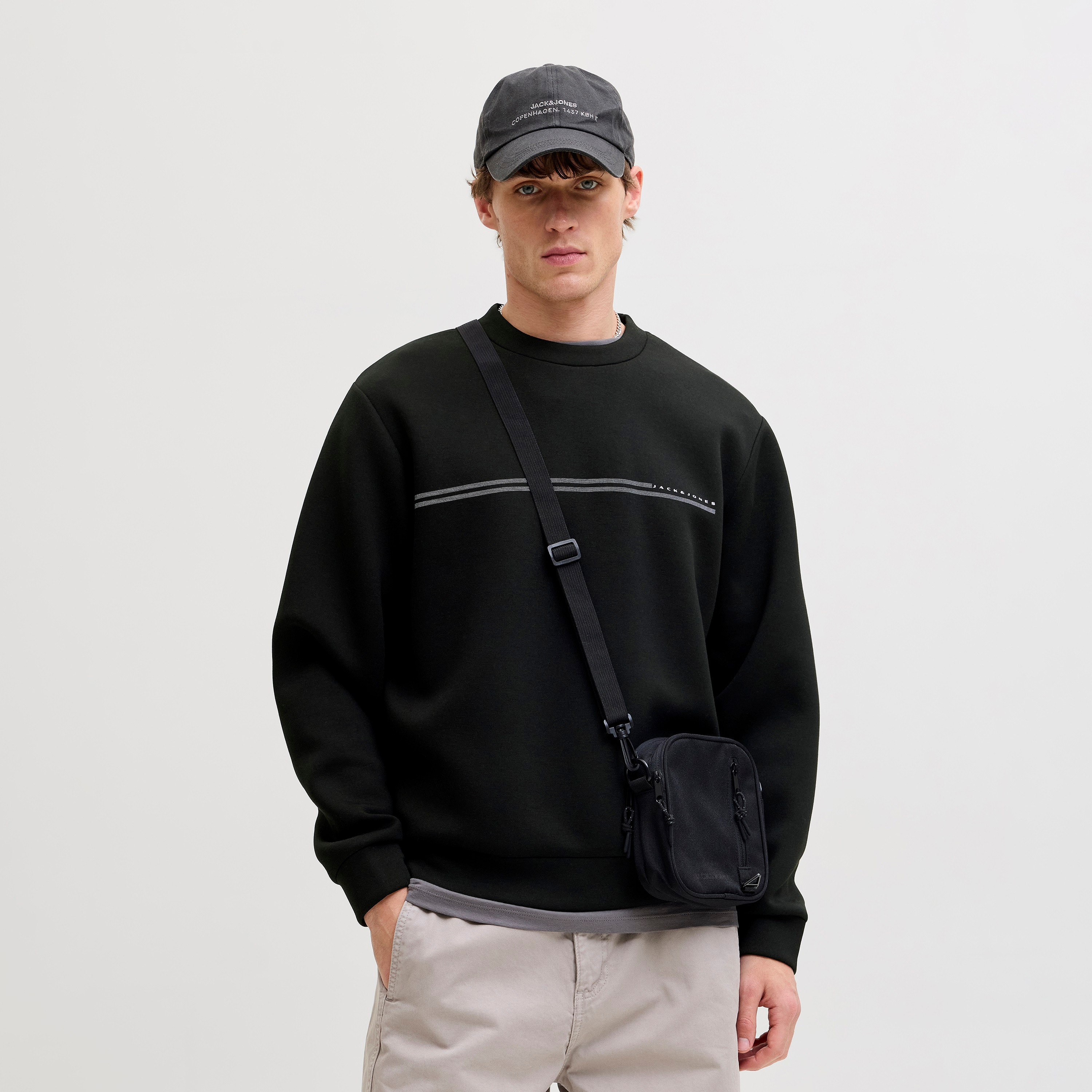 سويت شيرت رجالي سادة برقبة مستديرة وأكمام طويلة من جاك آند جونز-men-winterwear-hoodiesandsweatshirts-image-1
