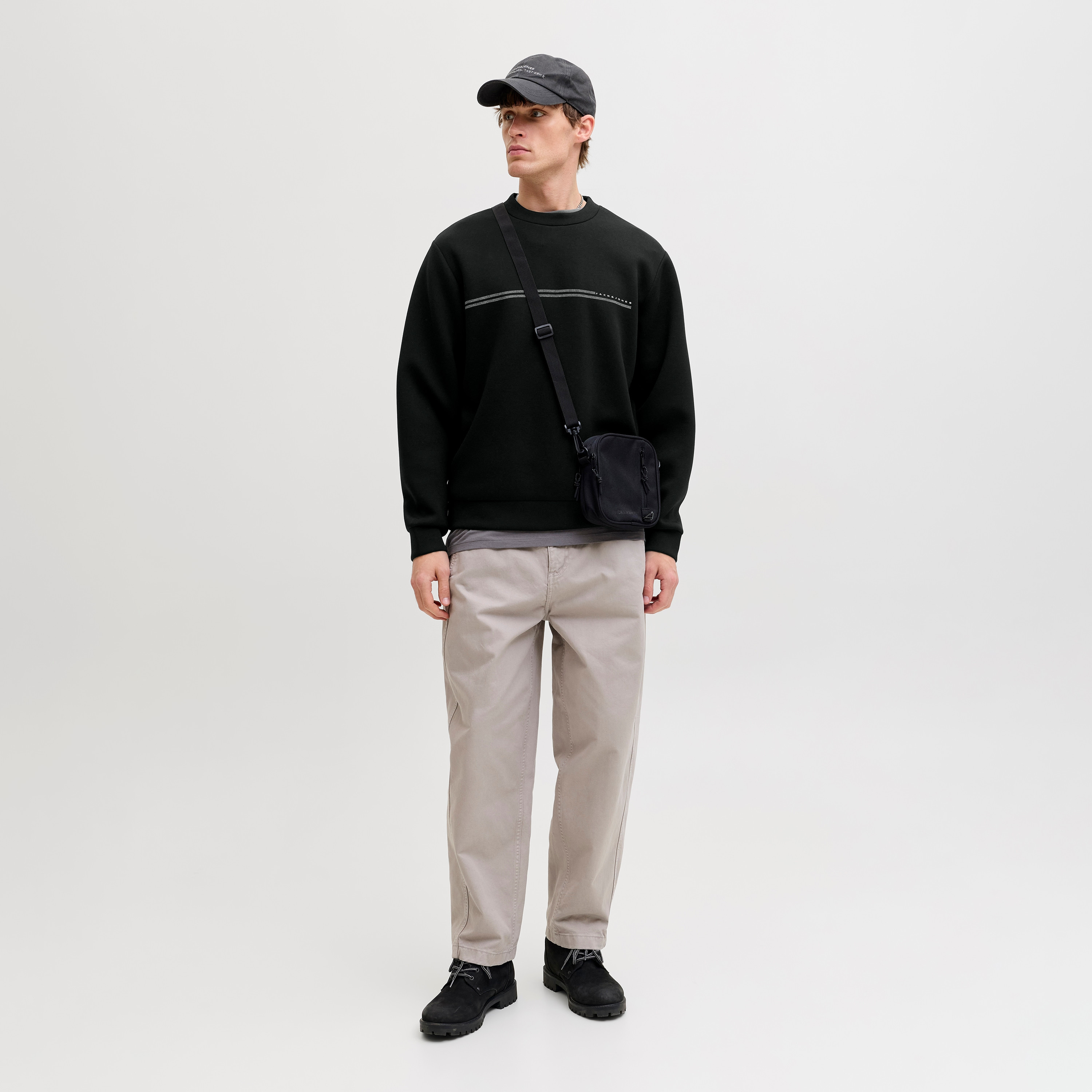 سويت شيرت رجالي سادة برقبة مستديرة وأكمام طويلة من جاك آند جونز-men-winterwear-hoodiesandsweatshirts-image-2