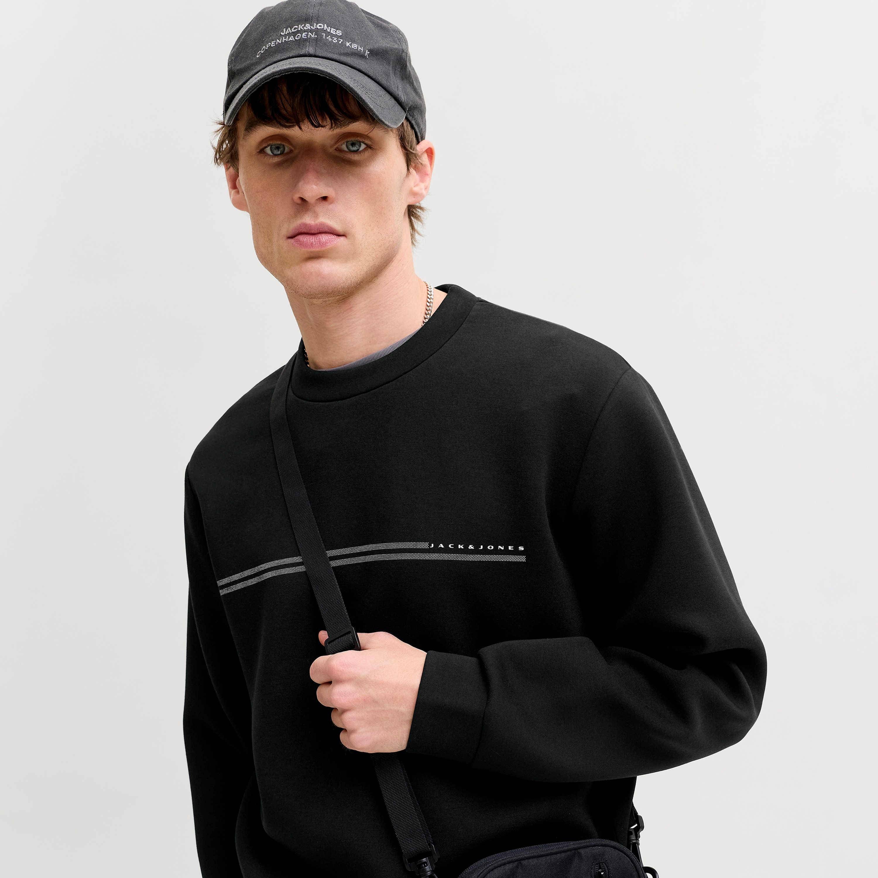سويت شيرت رجالي سادة برقبة مستديرة وأكمام طويلة من جاك آند جونز-men-winterwear-hoodiesandsweatshirts-image-3