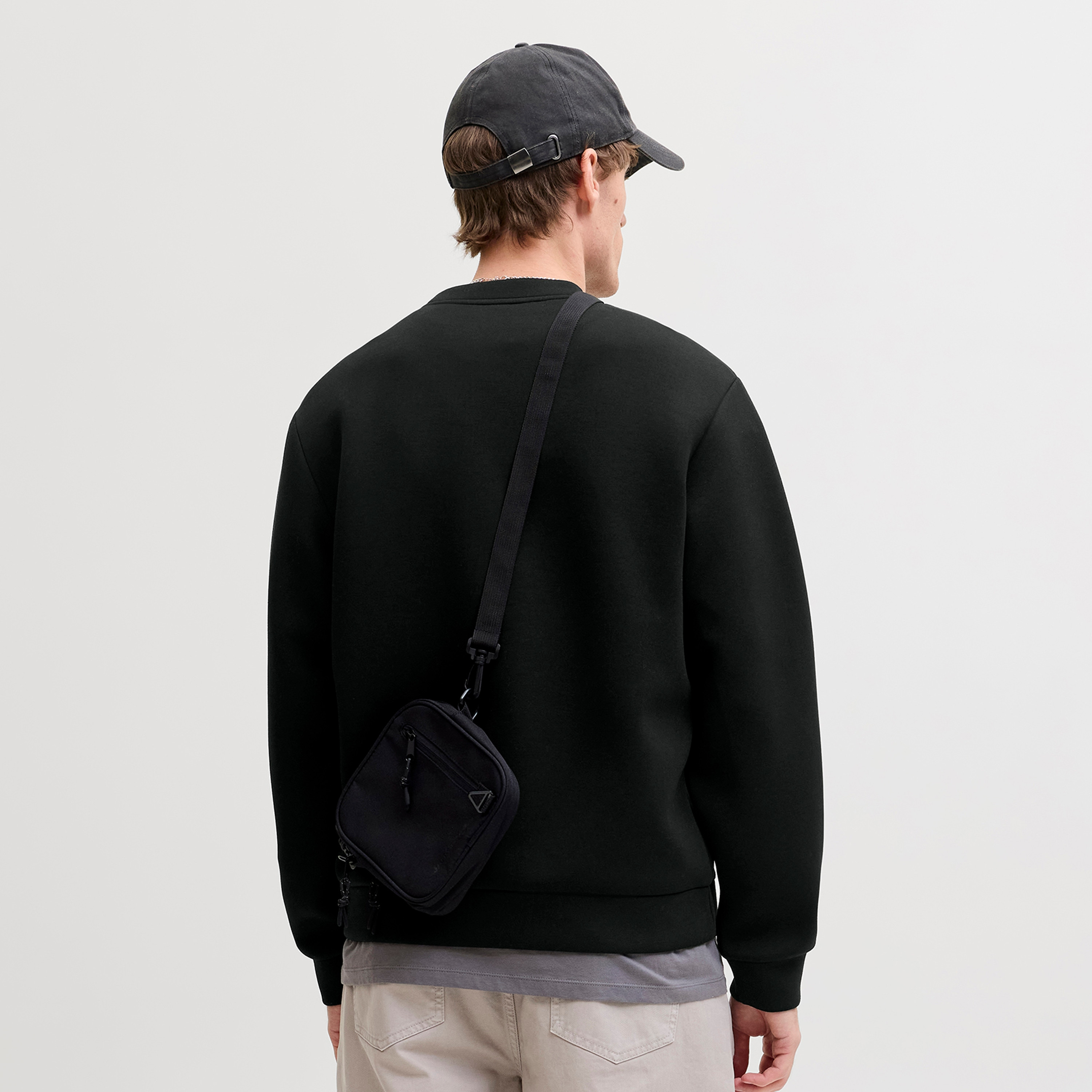 سويت شيرت رجالي سادة برقبة مستديرة وأكمام طويلة من جاك آند جونز-men-winterwear-hoodiesandsweatshirts-image-4