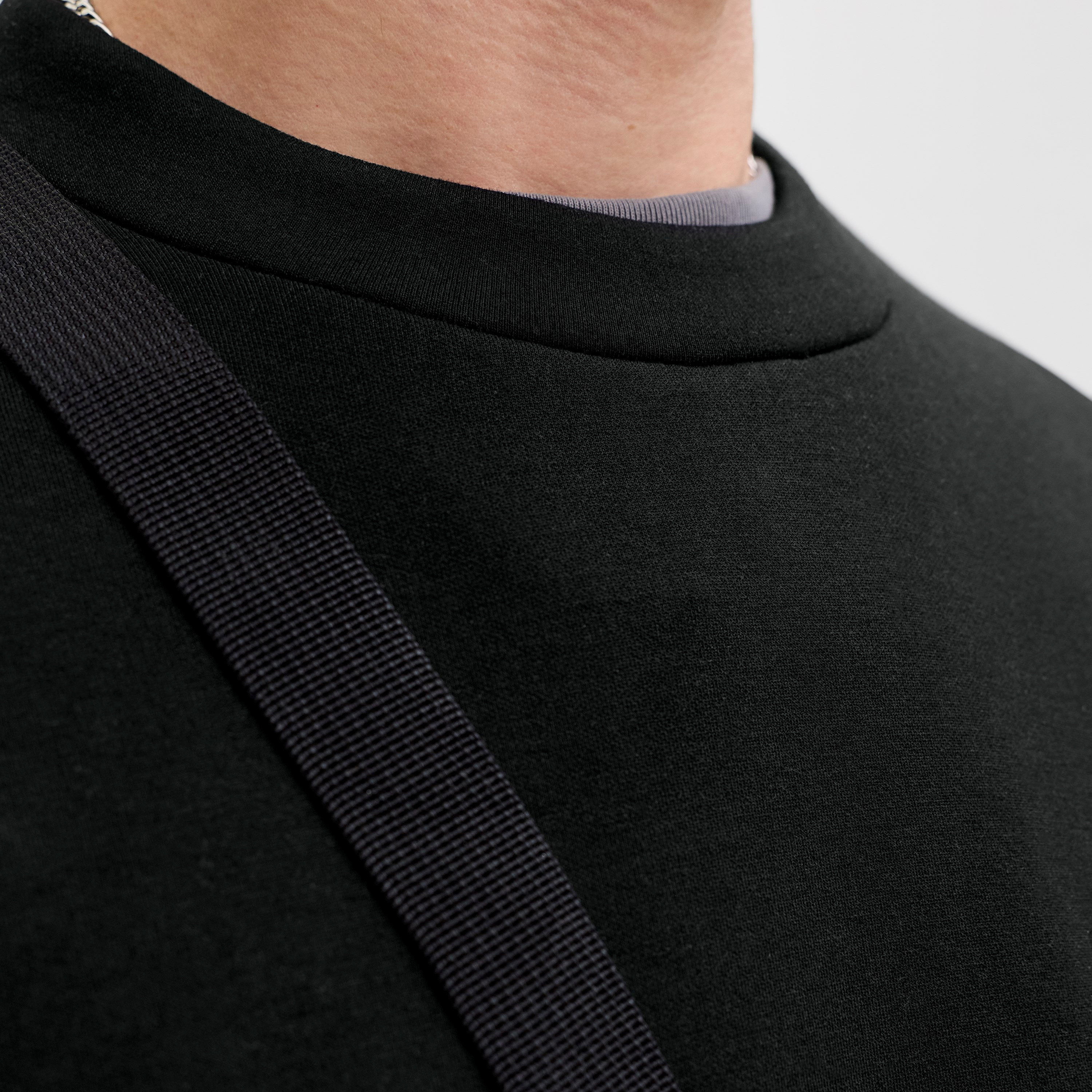 سويت شيرت رجالي سادة برقبة مستديرة وأكمام طويلة من جاك آند جونز-men-winterwear-hoodiesandsweatshirts-image-5