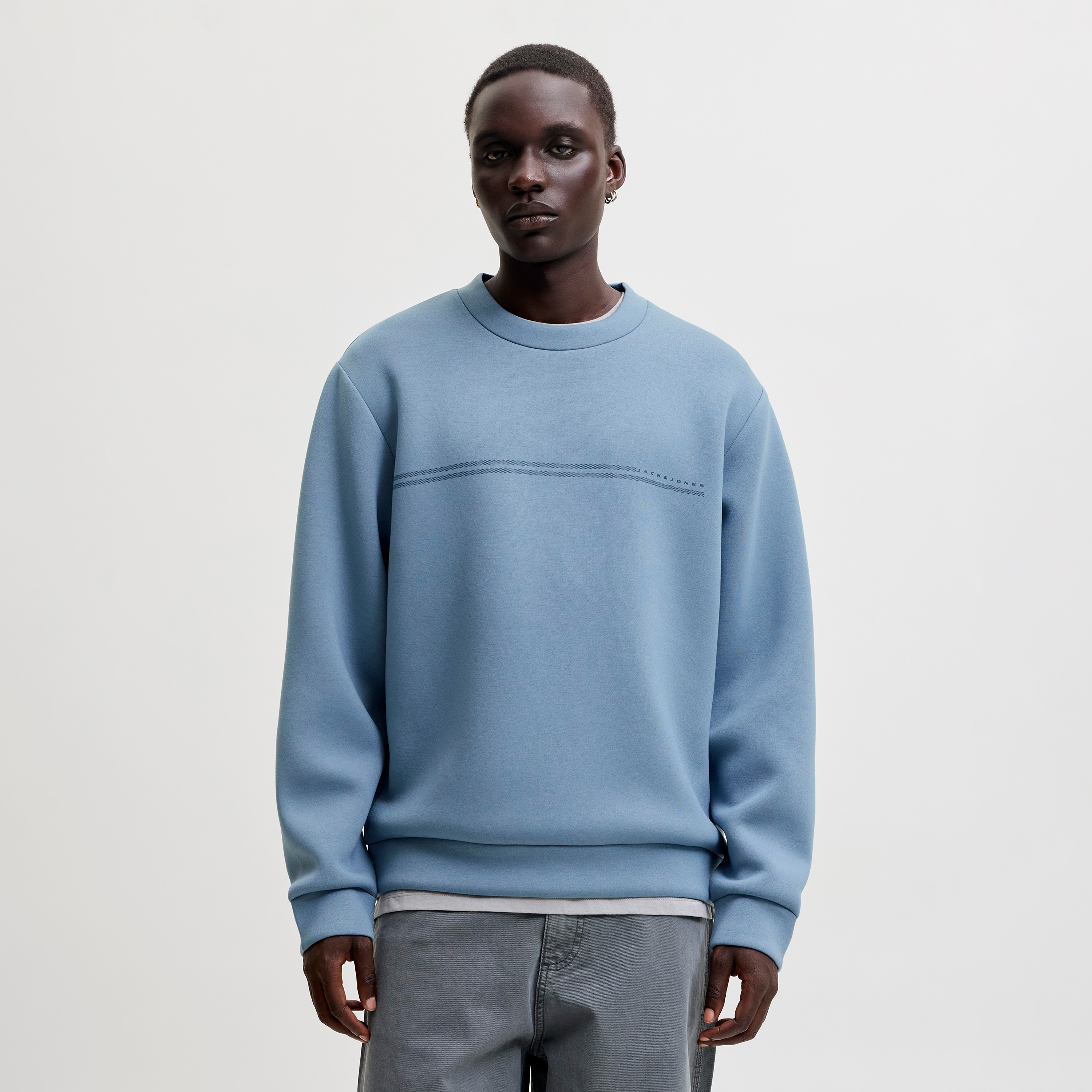 سويت شيرت رجالي سادة برقبة مستديرة وأكمام طويلة من جاك آند جونز-men-winterwear-hoodiesandsweatshirts-image-1