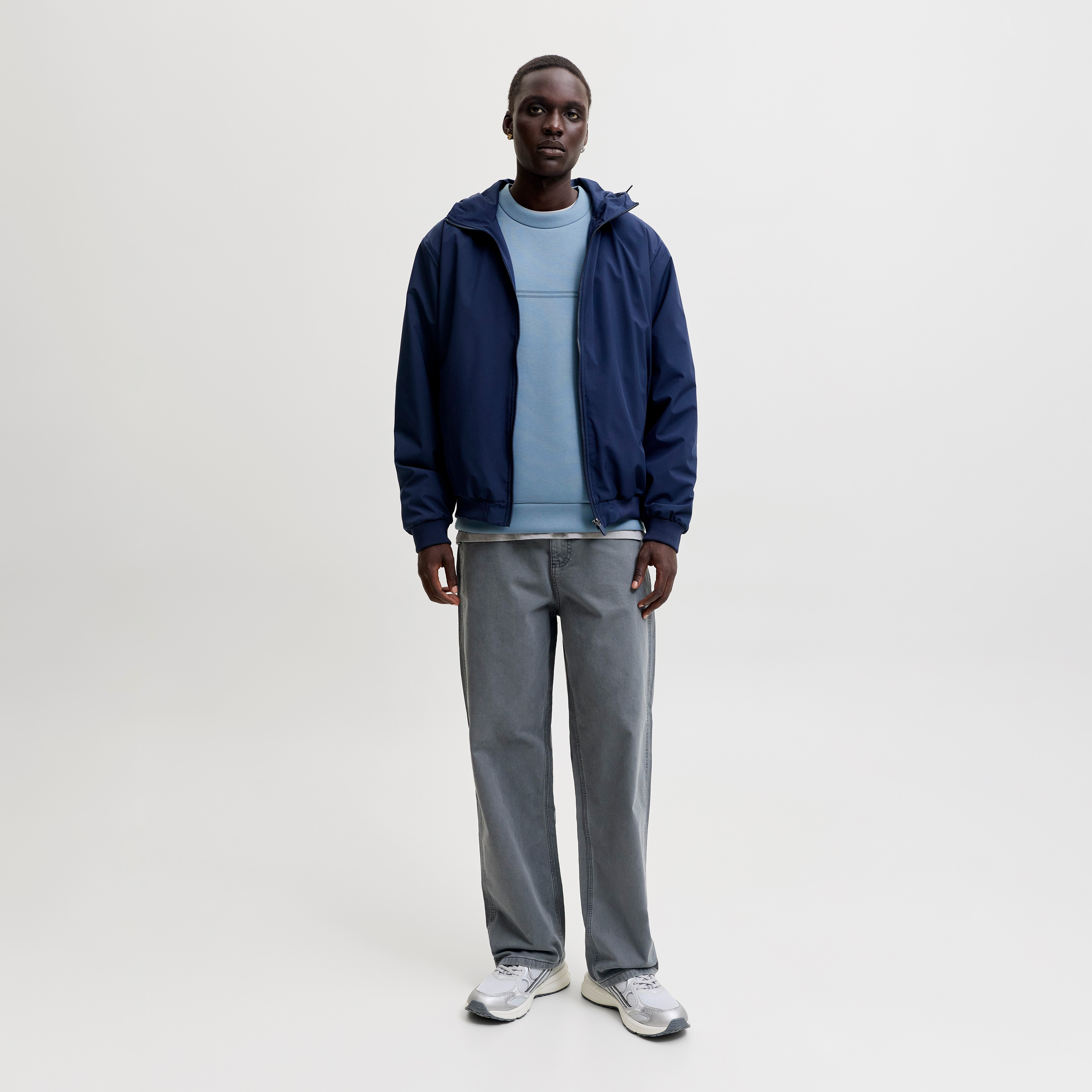 سويت شيرت رجالي سادة برقبة مستديرة وأكمام طويلة من جاك آند جونز-men-winterwear-hoodiesandsweatshirts-image-2