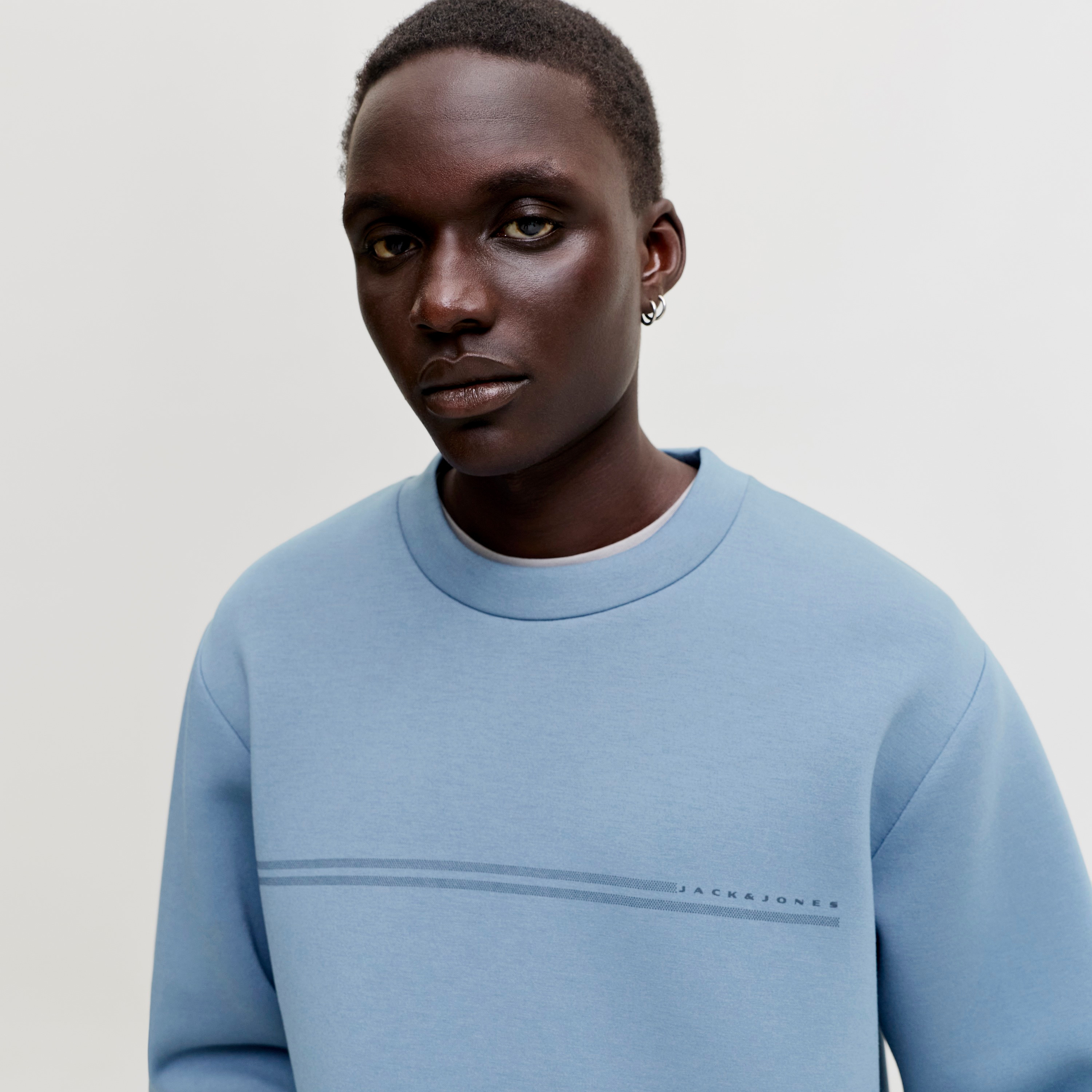 سويت شيرت رجالي سادة برقبة مستديرة وأكمام طويلة من جاك آند جونز-men-winterwear-hoodiesandsweatshirts-image-3
