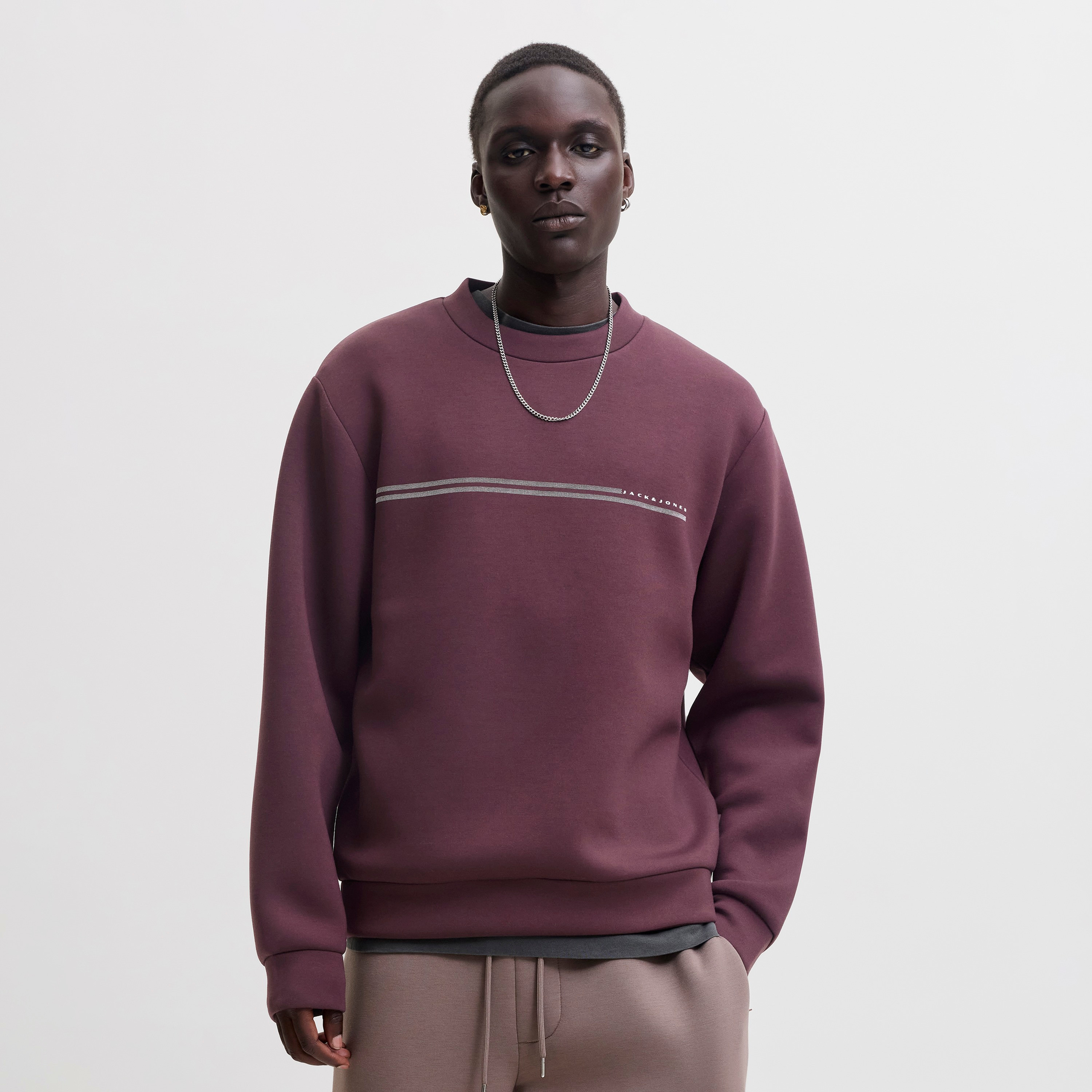 سويت شيرت رجالي سادة برقبة مستديرة وأكمام طويلة من جاك آند جونز-men-winterwear-hoodiesandsweatshirts-image-1