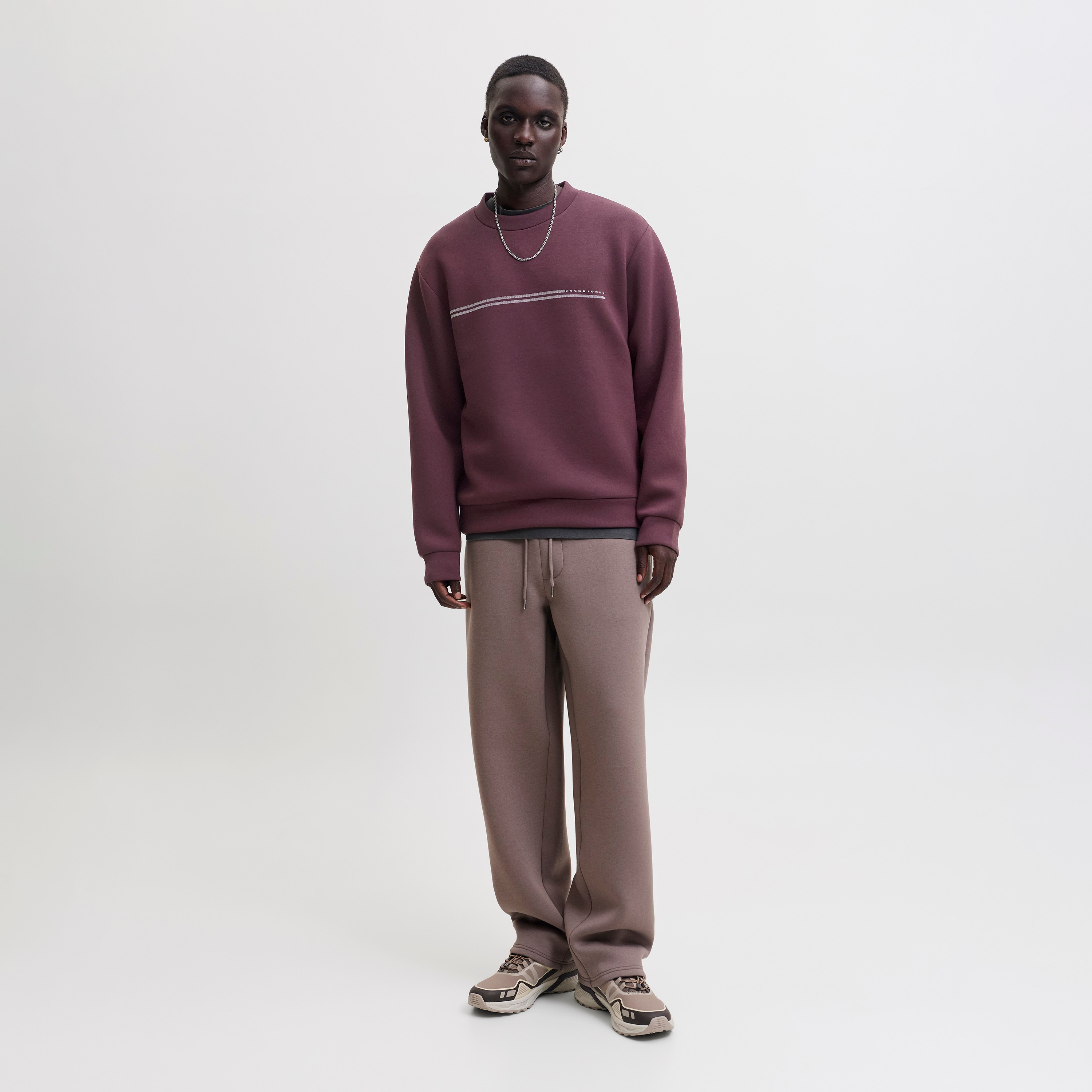 سويت شيرت رجالي سادة برقبة مستديرة وأكمام طويلة من جاك آند جونز-men-winterwear-hoodiesandsweatshirts-image-2