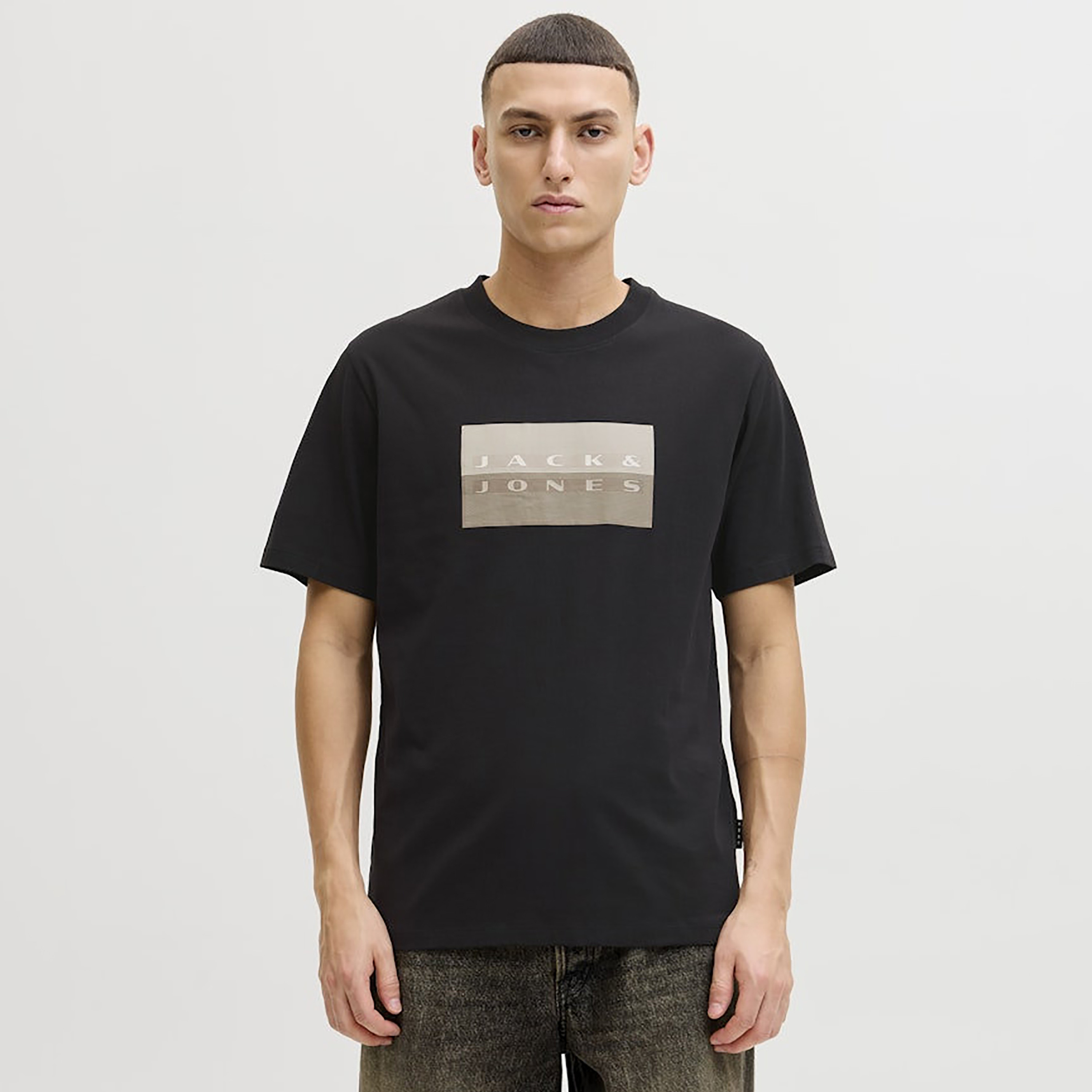 تي شيرت رجالي مطبوع بياقة دائرية وأكمام قصيرة من جاك اند جونز-men-clothing-tshirtsandpolos-tshirts-image-1