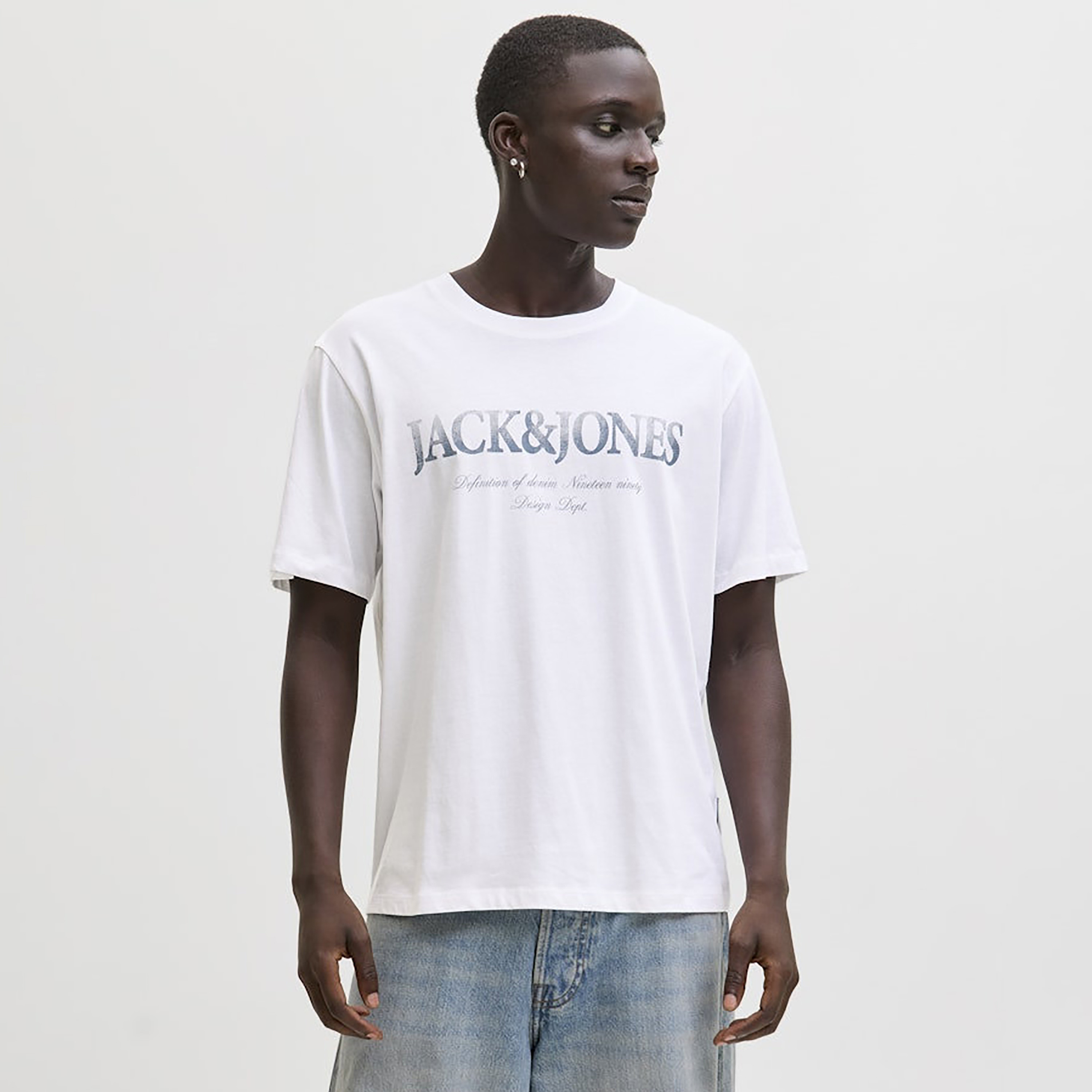 تيشيرت رجالي مطبوع بشعار الماركة بفتحة رقبة مستديرة وأكمام قصيرة من جاك آند جونز-men-clothing-tshirtsandpolos-tshirts-image-1