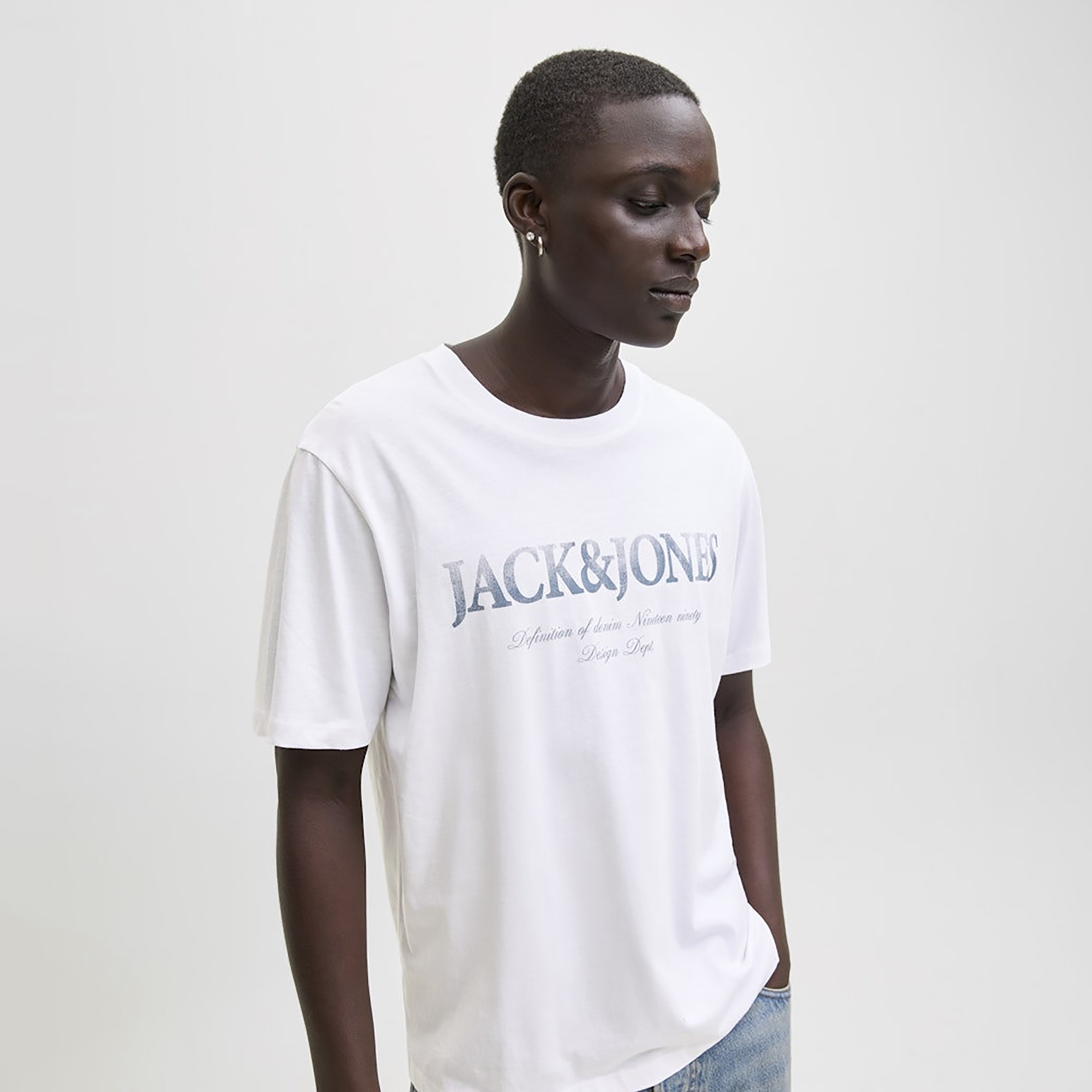 تيشيرت رجالي مطبوع بشعار الماركة بفتحة رقبة مستديرة وأكمام قصيرة من جاك آند جونز-men-clothing-tshirtsandpolos-tshirts-image-3