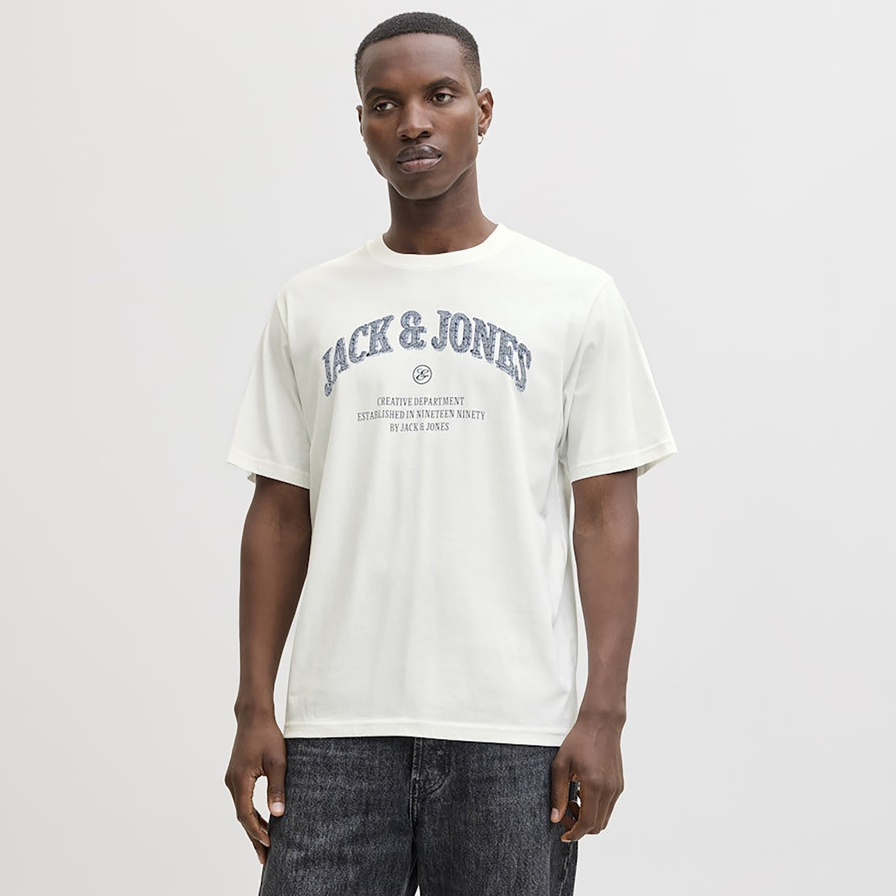 تي شيرت رجالي مطبوع بياقة دائرية وأكمام قصيرة من جاك اند جونز-men-clothing-tshirtsandpolos-tshirts-image-1