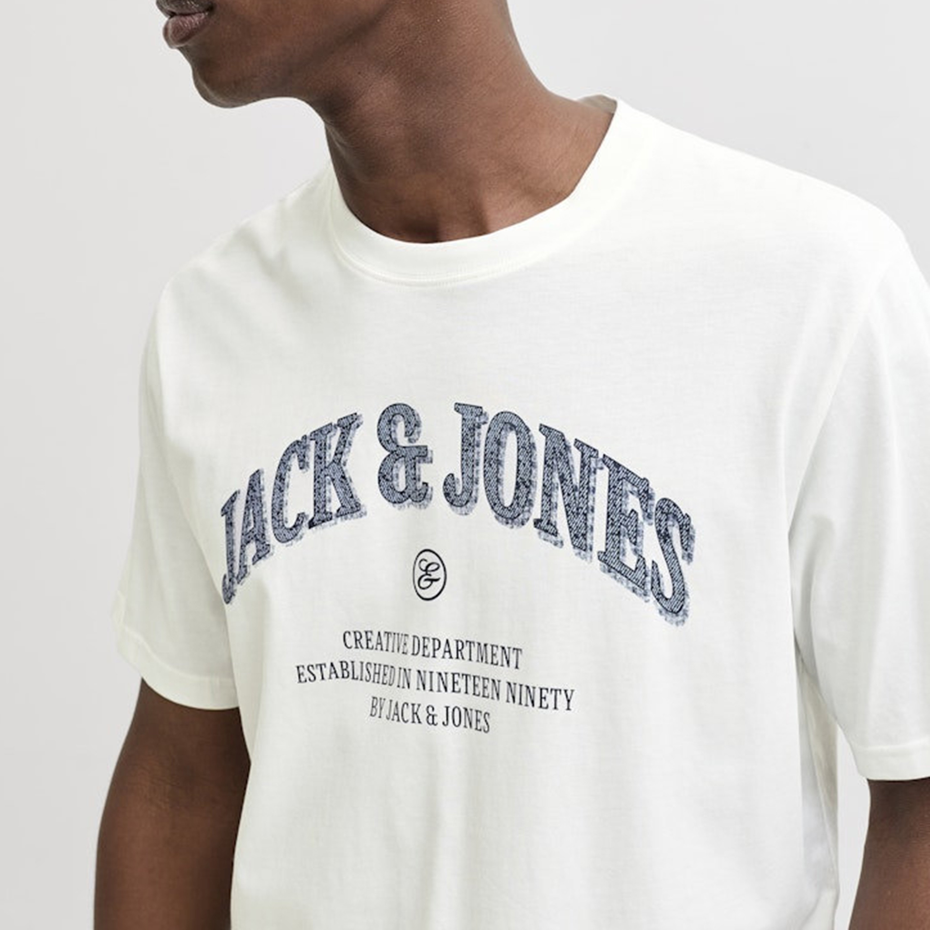 تي شيرت رجالي مطبوع بياقة دائرية وأكمام قصيرة من جاك اند جونز-men-clothing-tshirtsandpolos-tshirts-image-3