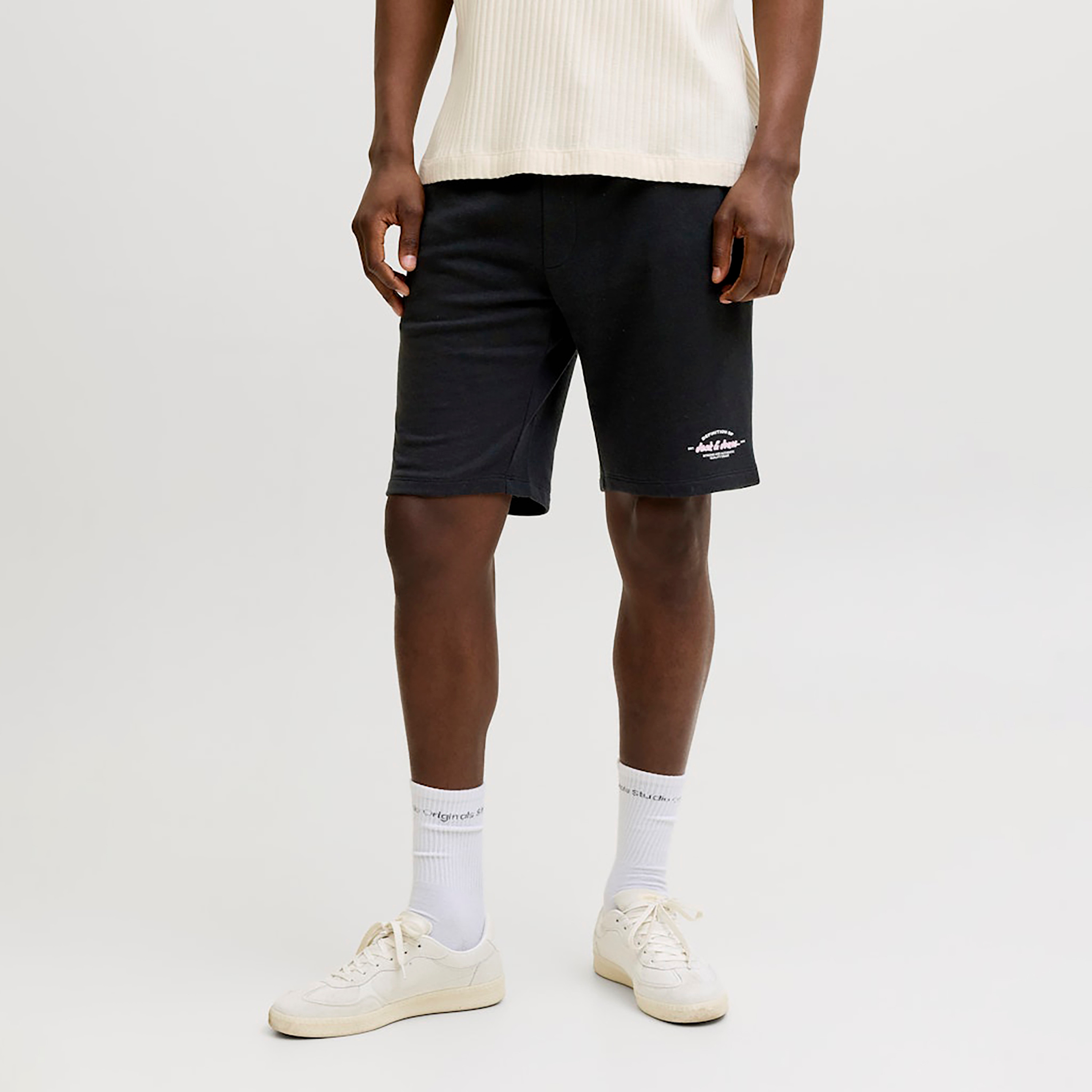 شورت رجالي سادة بخصر مطاطي برباط وقصة متوسطة الارتفاع من جاك آند جونز-men-clothing-bottoms-shorts-image-1