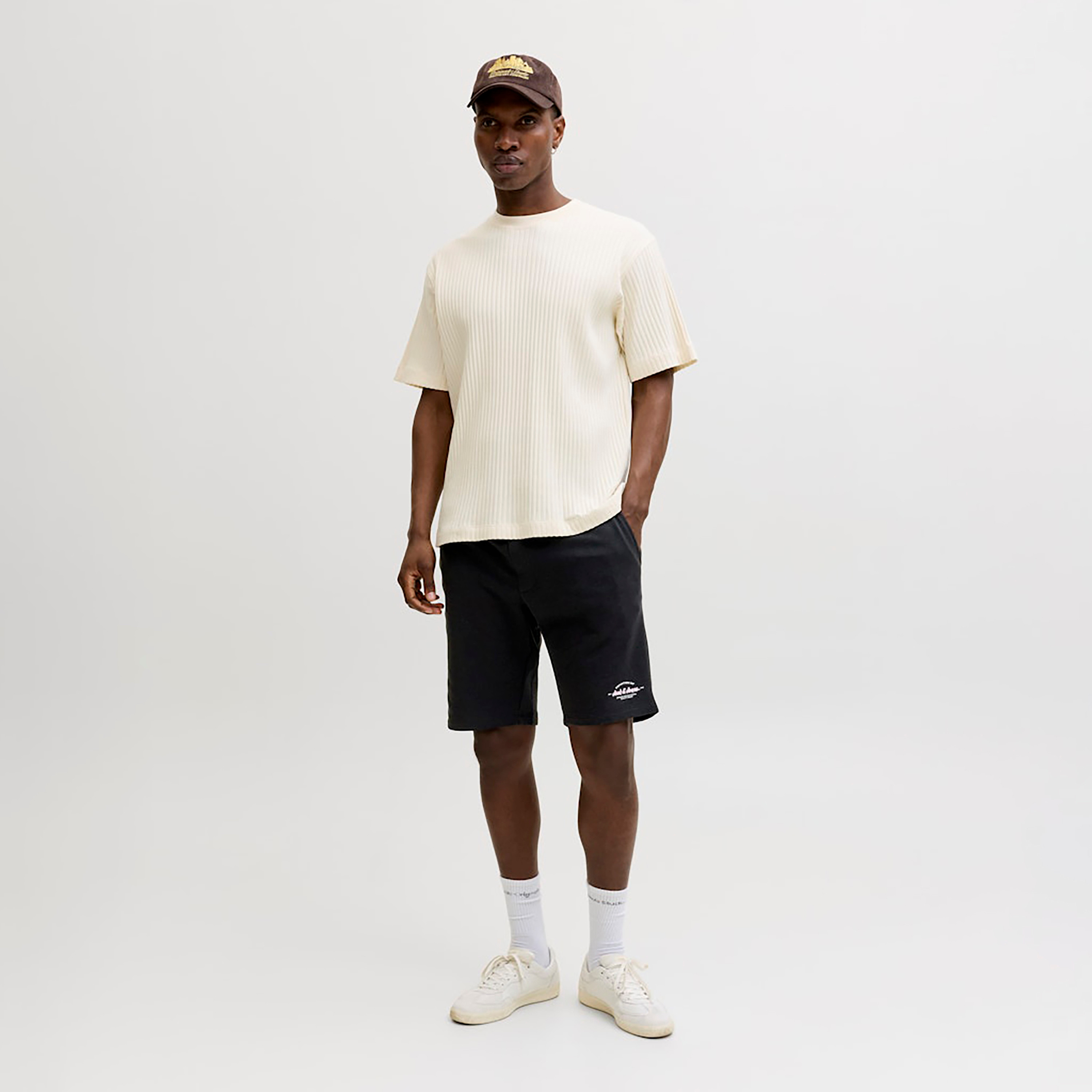 شورت رجالي سادة بخصر مطاطي برباط وقصة متوسطة الارتفاع من جاك آند جونز-men-clothing-bottoms-shorts-image-2