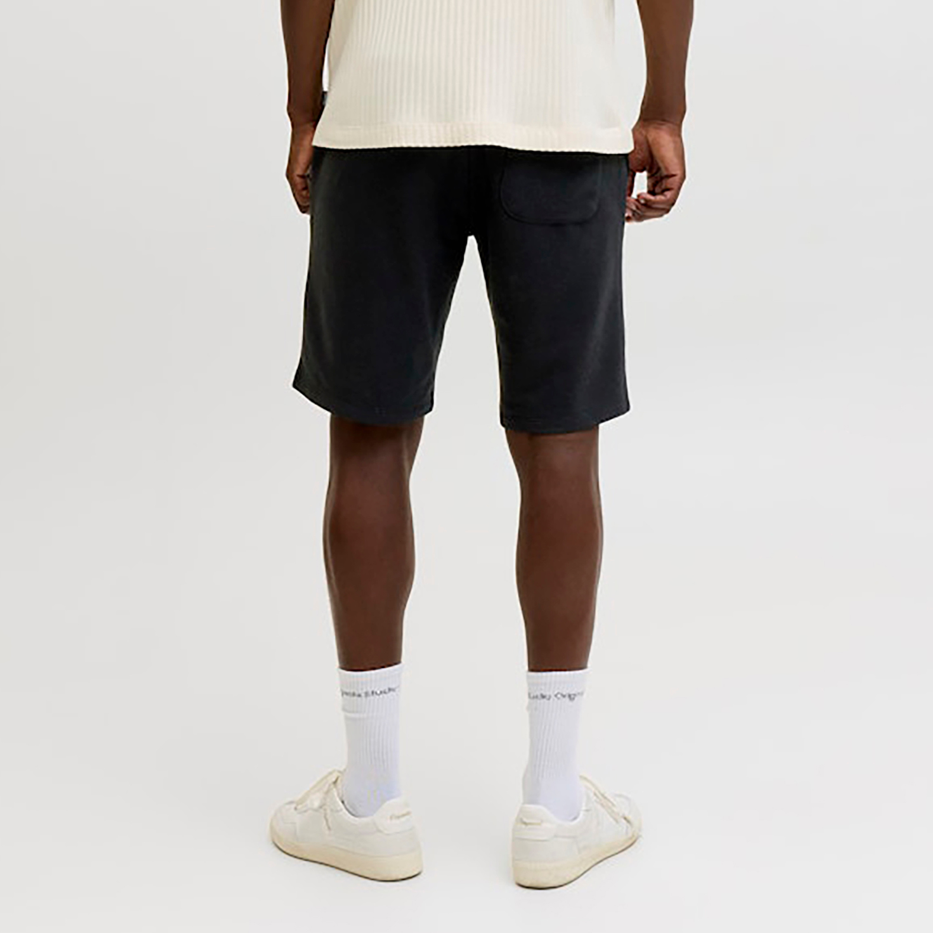 شورت رجالي سادة بخصر مطاطي برباط وقصة متوسطة الارتفاع من جاك آند جونز-men-clothing-bottoms-shorts-image-4