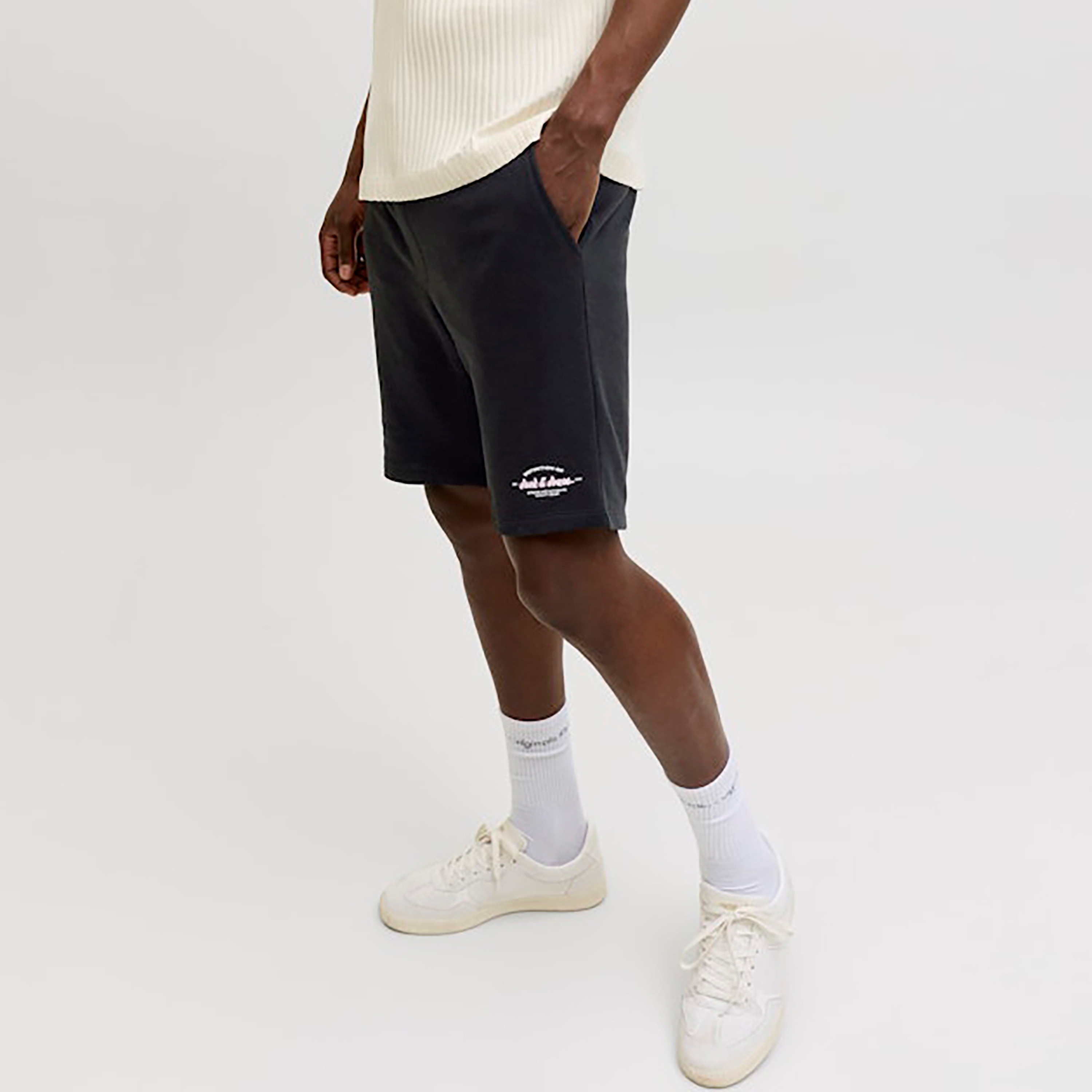 شورت رجالي سادة بخصر مطاطي برباط وقصة متوسطة الارتفاع من جاك آند جونز-men-clothing-bottoms-shorts-image-5