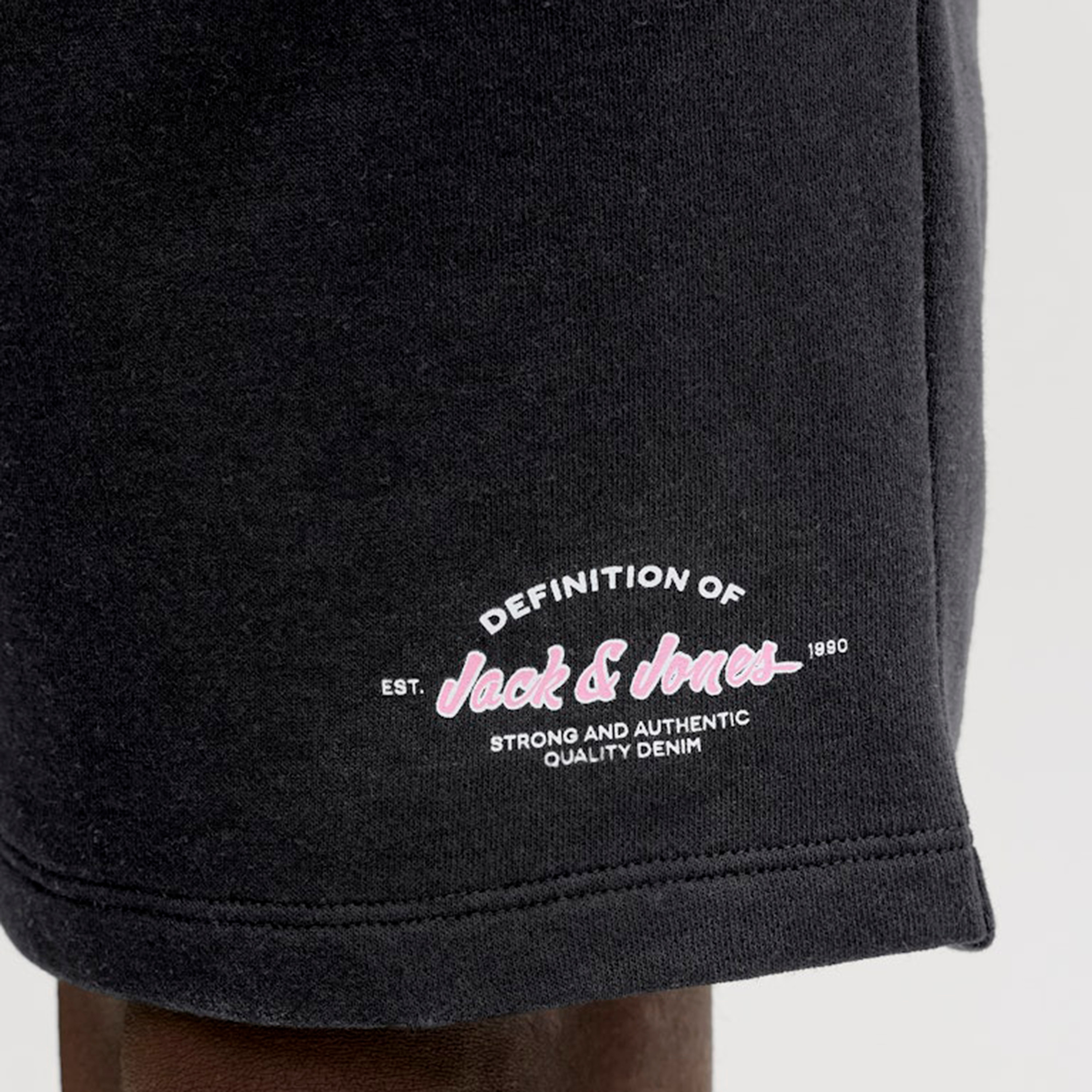 شورت رجالي سادة بخصر مطاطي برباط وقصة متوسطة الارتفاع من جاك آند جونز-men-clothing-bottoms-shorts-image-6