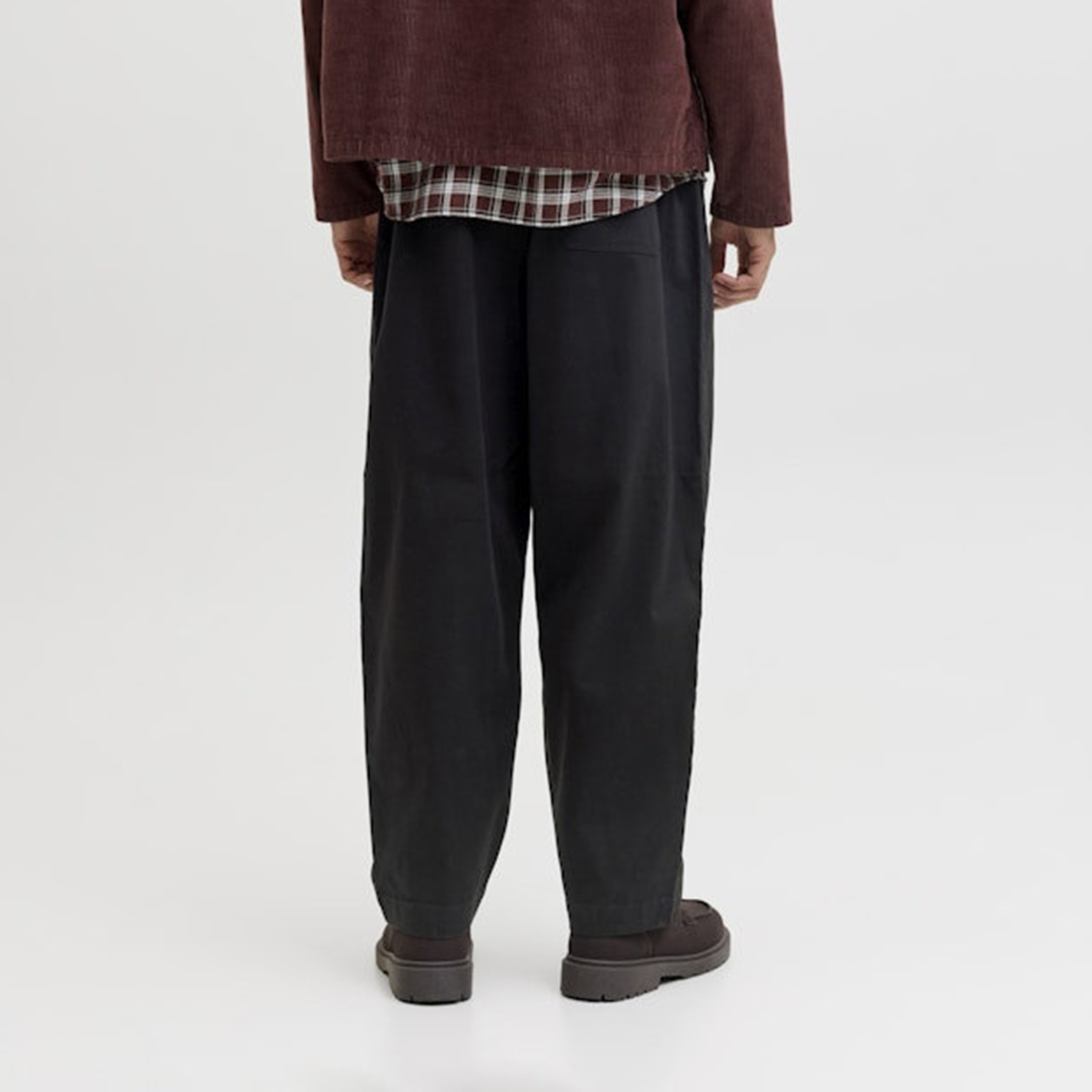 بنطلون رياضي (جوغر) رجالي جاك آند جونز سادة برباط شد وخصر متوسط الارتفاع-men-clothing-bottoms-joggers-image-4