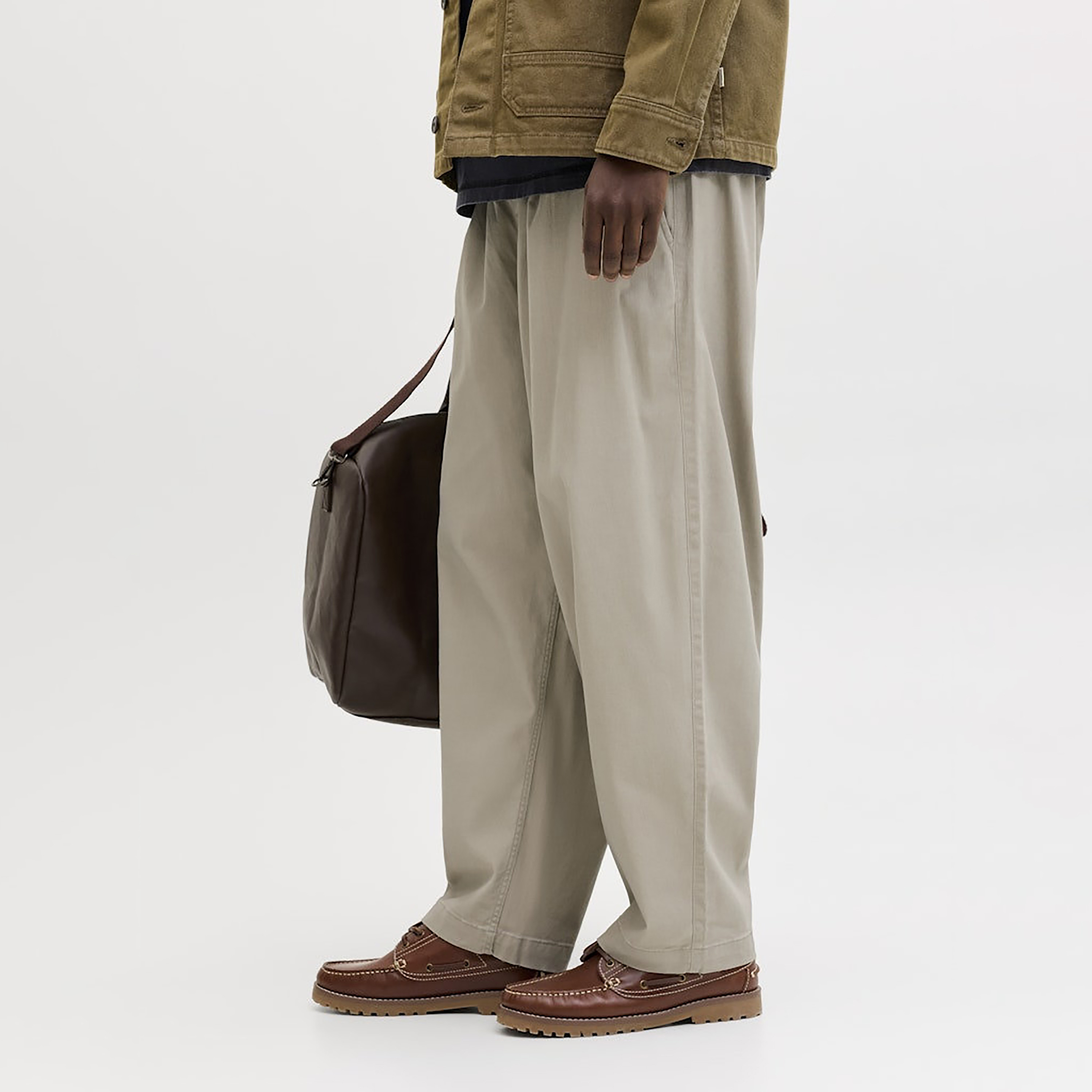 بنطلون رياضي (جوغر) رجالي جاك آند جونز سادة برباط شد وخصر متوسط الارتفاع-men-clothing-bottoms-joggers-image-11