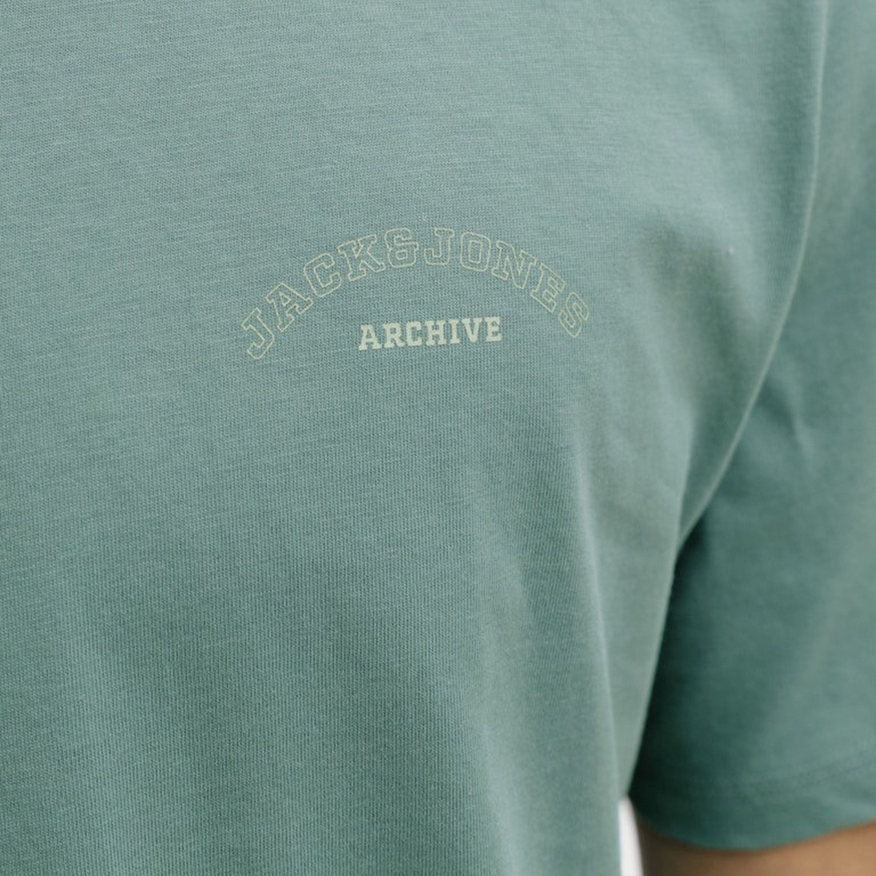 تي شيرت رجالي بلس سادة برقبة دائرية وأكمام قصيرة من جاك آند جونز-men-clothing-tshirtsandpolos-tshirts-image-6