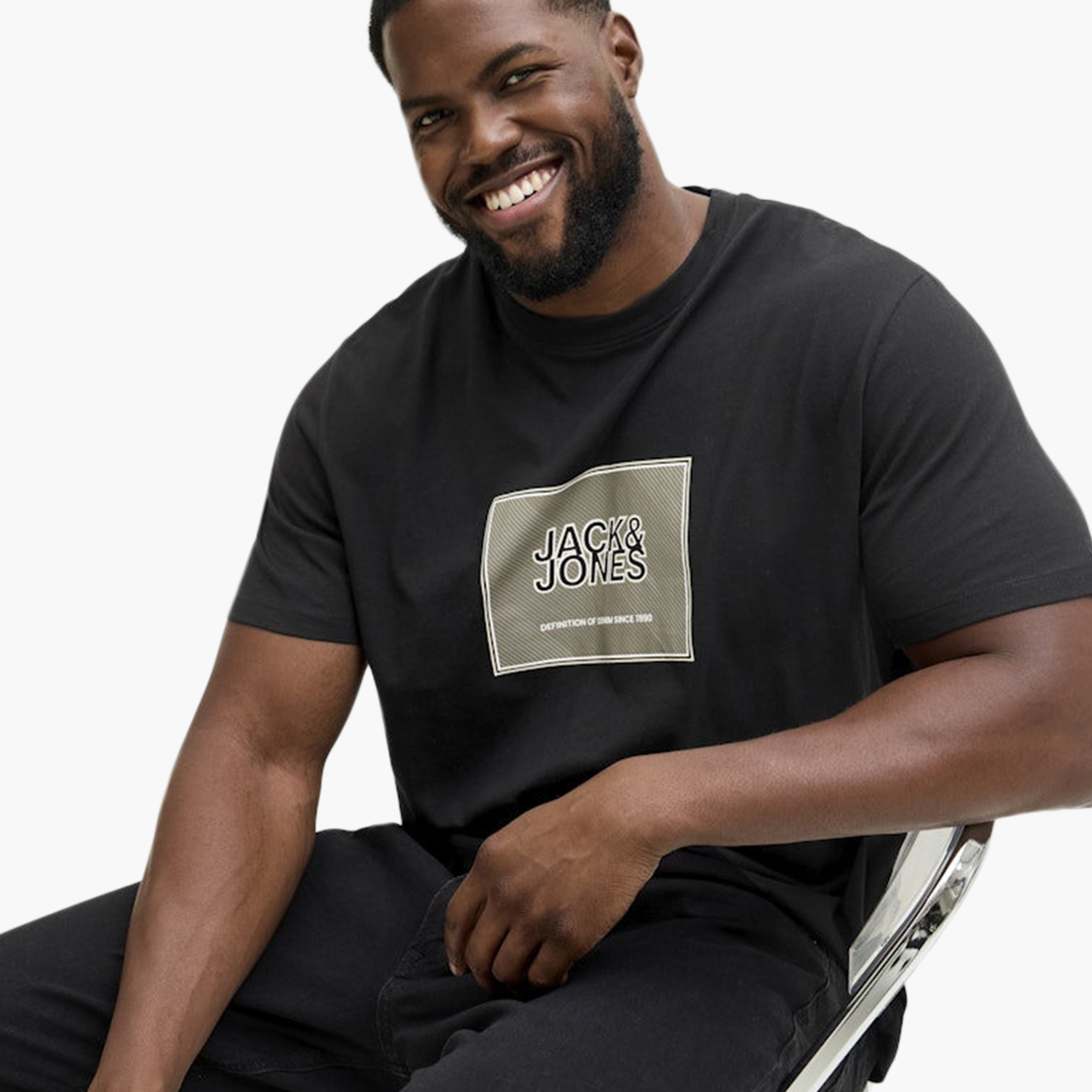 تي شيرت رجالي بلس بطبعة جرافيكية ورقبة دائرية وأكمام قصيرة من جاك آند جونز-men-clothing-tshirtsandpolos-tshirts-image-3
