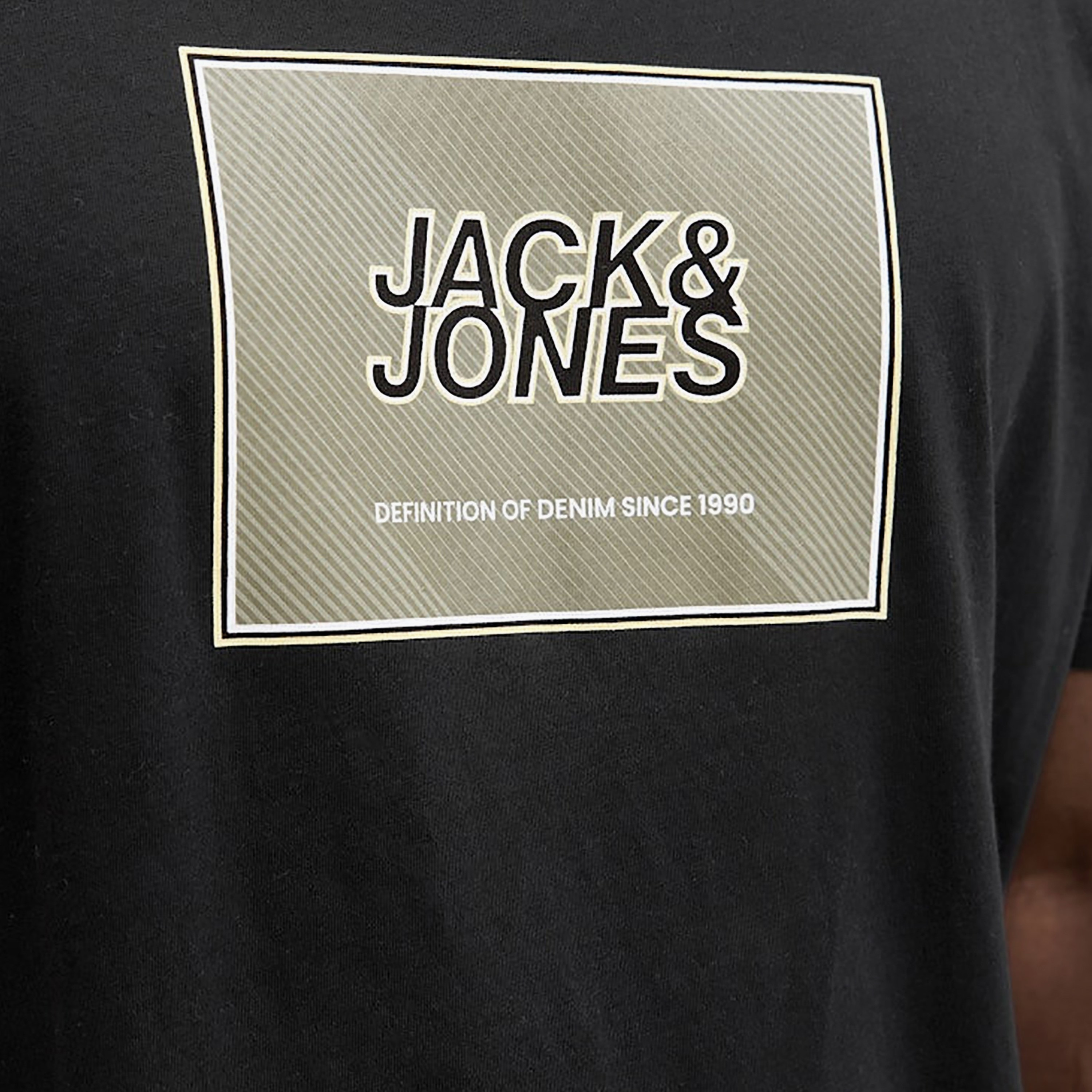 تي شيرت رجالي بلس بطبعة جرافيكية ورقبة دائرية وأكمام قصيرة من جاك آند جونز-men-clothing-tshirtsandpolos-tshirts-image-6